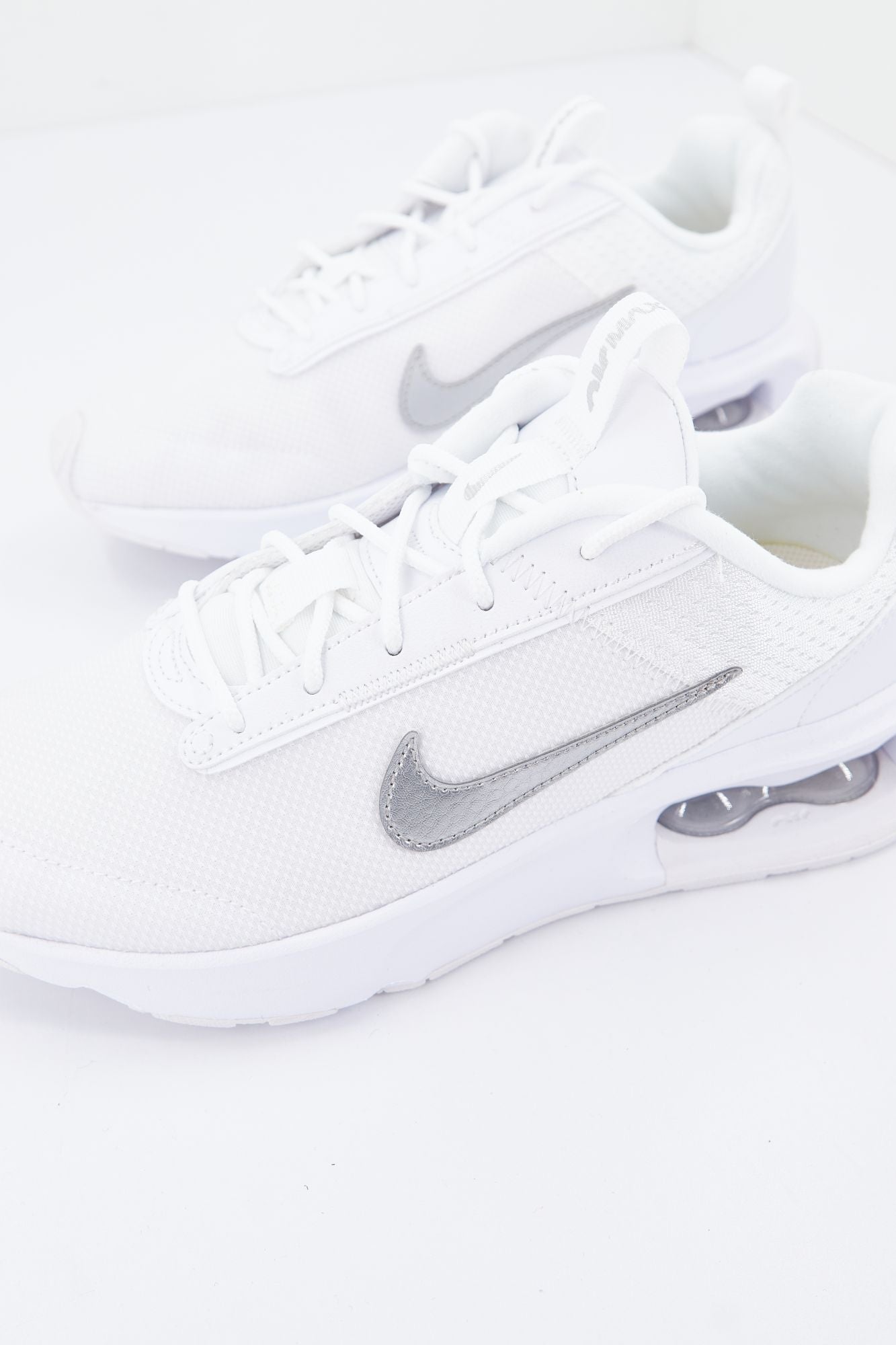 NIKE MAX INTRLK LITE WOM en color BLANCO (4)
