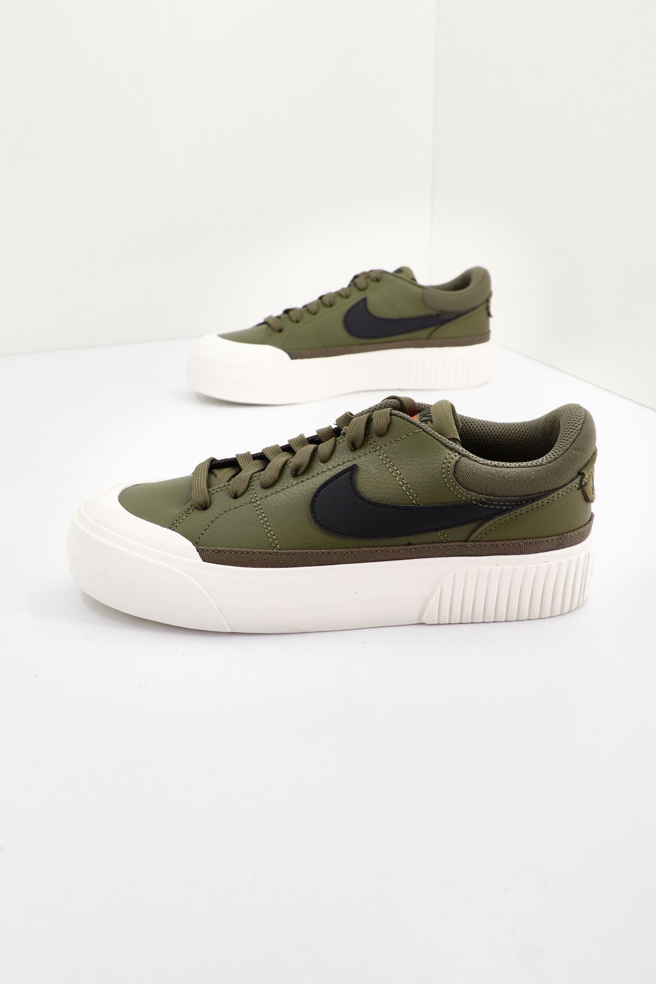 NIKE COURT LEGACY LIFT en color VERDE (1)