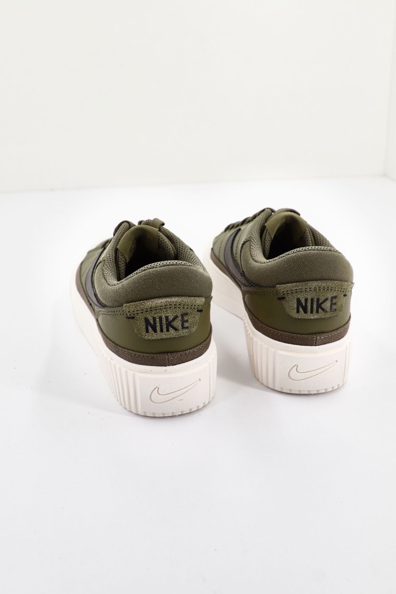 NIKE COURT LEGACY LIFT en color VERDE (4)