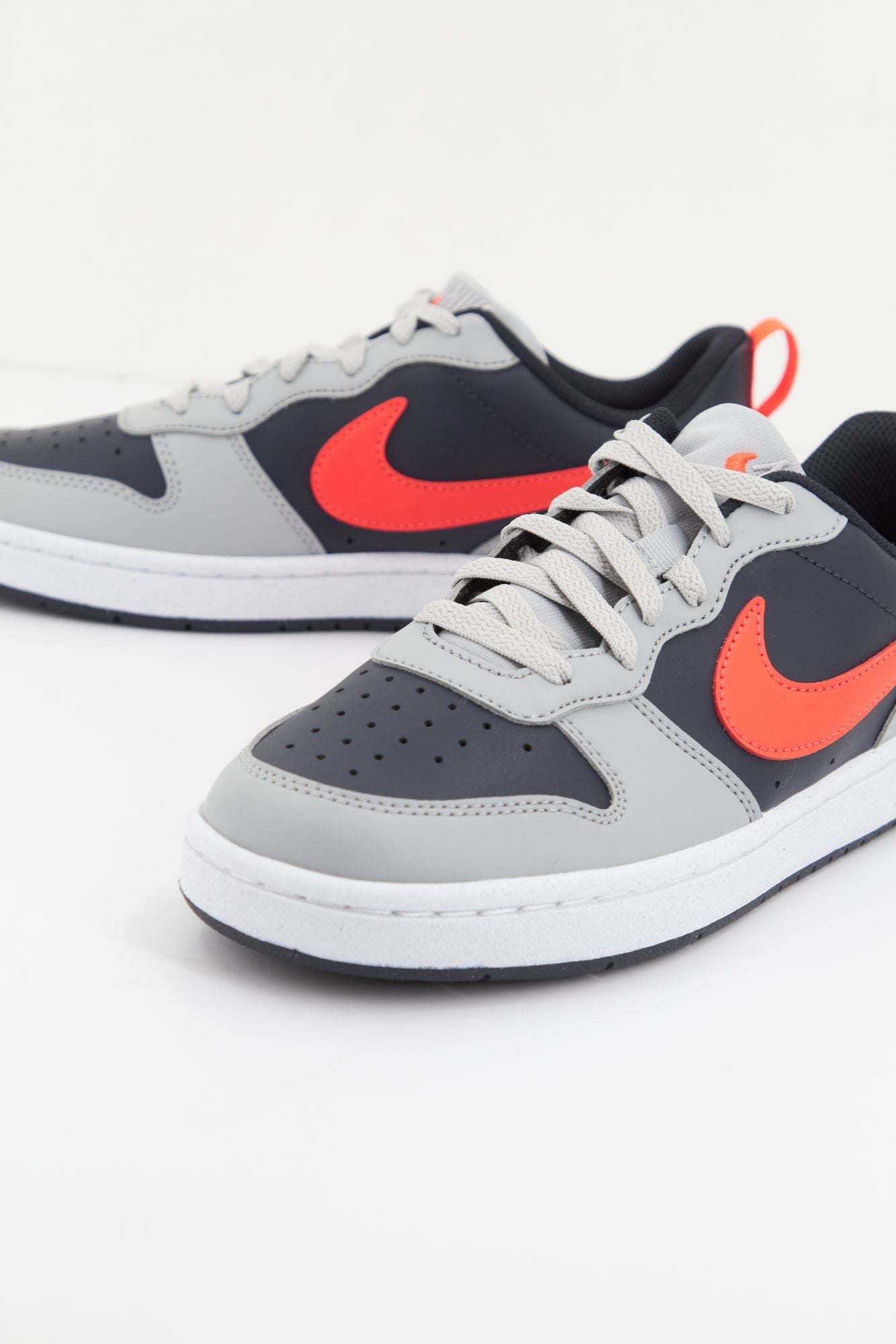 NIKE COURT BOROUGH LOW RECRAFT (GS) en color GRIS (4)