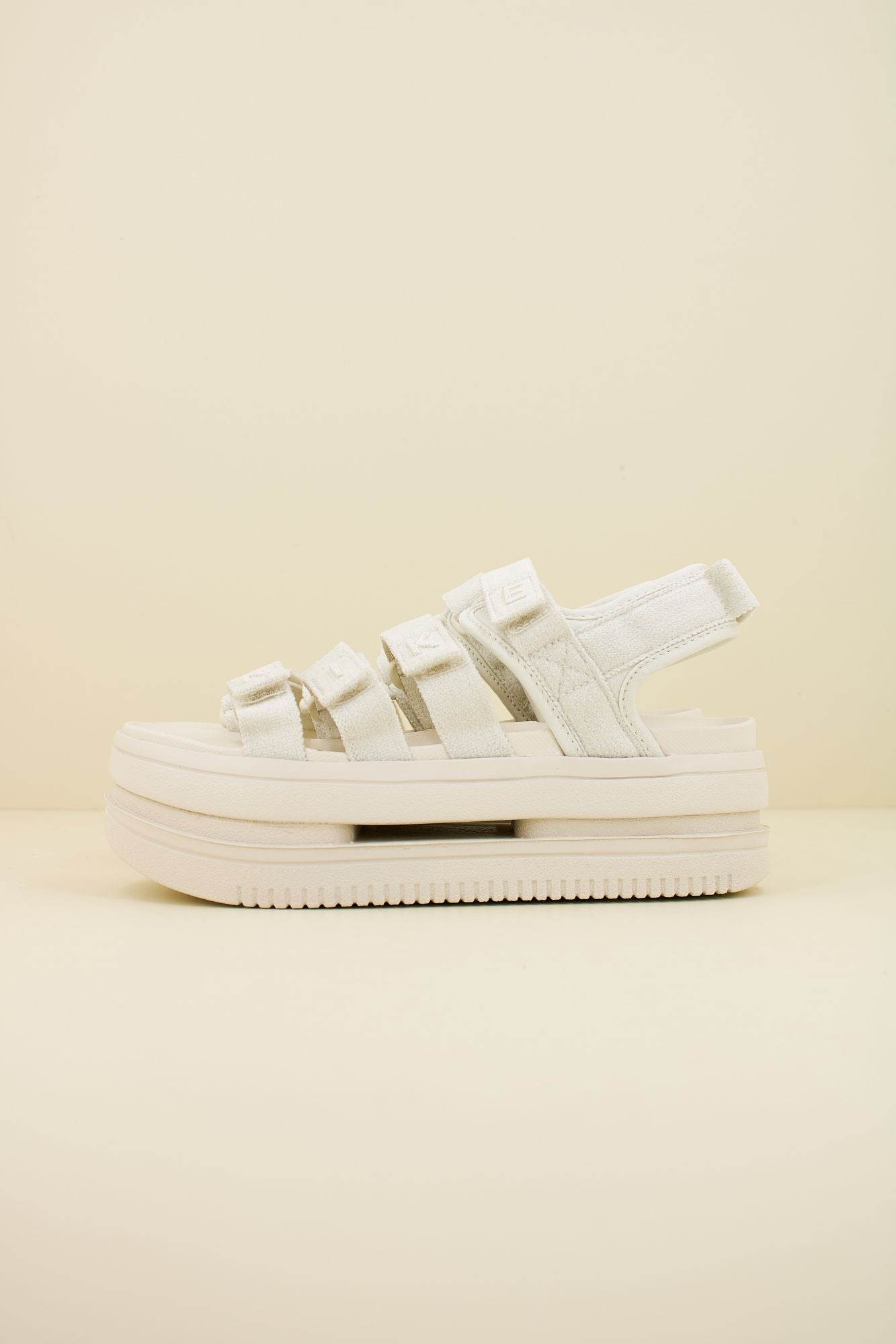 NIKE ICON CLASSIC SNDL SE en color BLANCO (1)