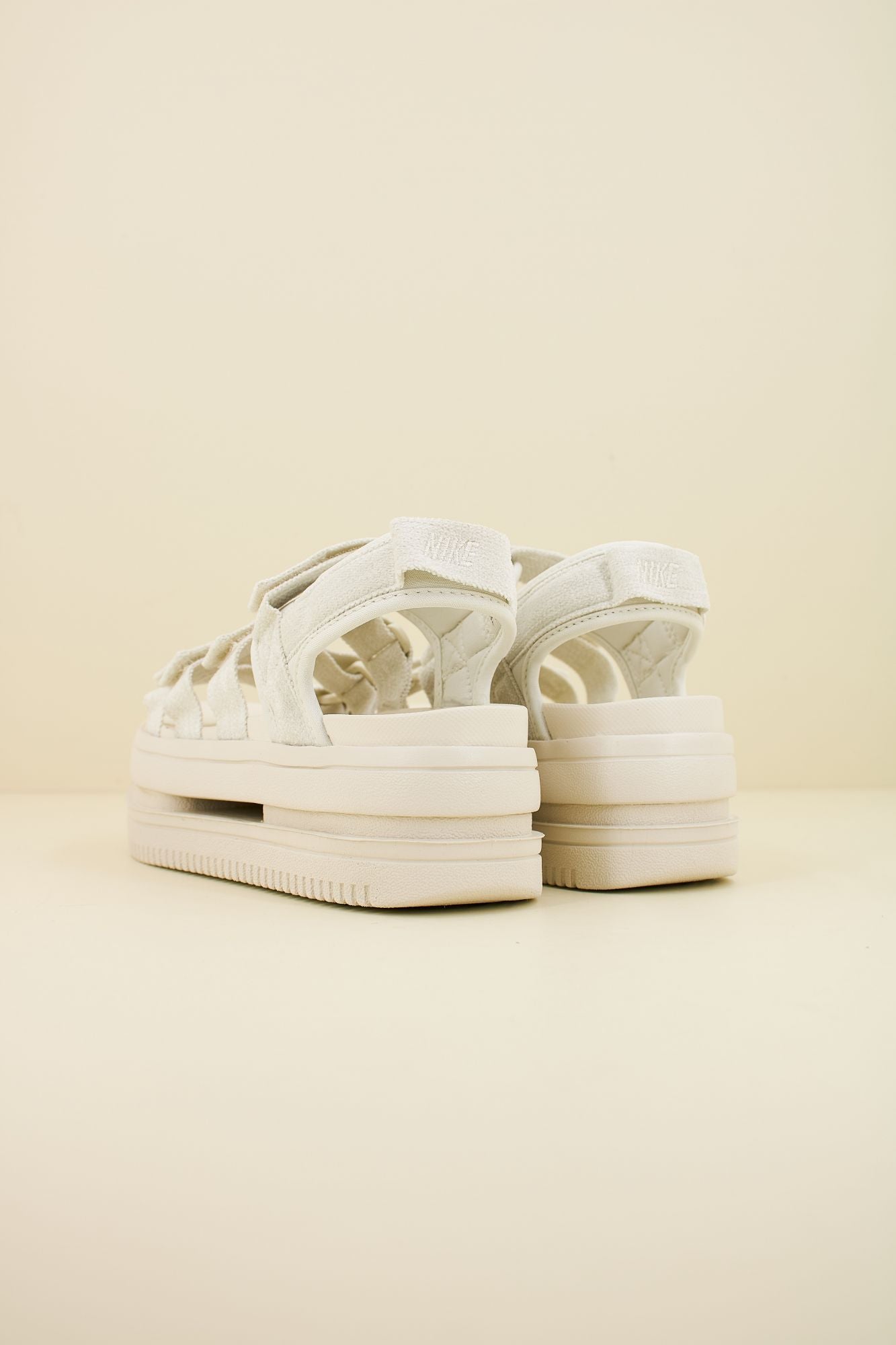 NIKE ICON CLASSIC SNDL SE en color BLANCO (3)