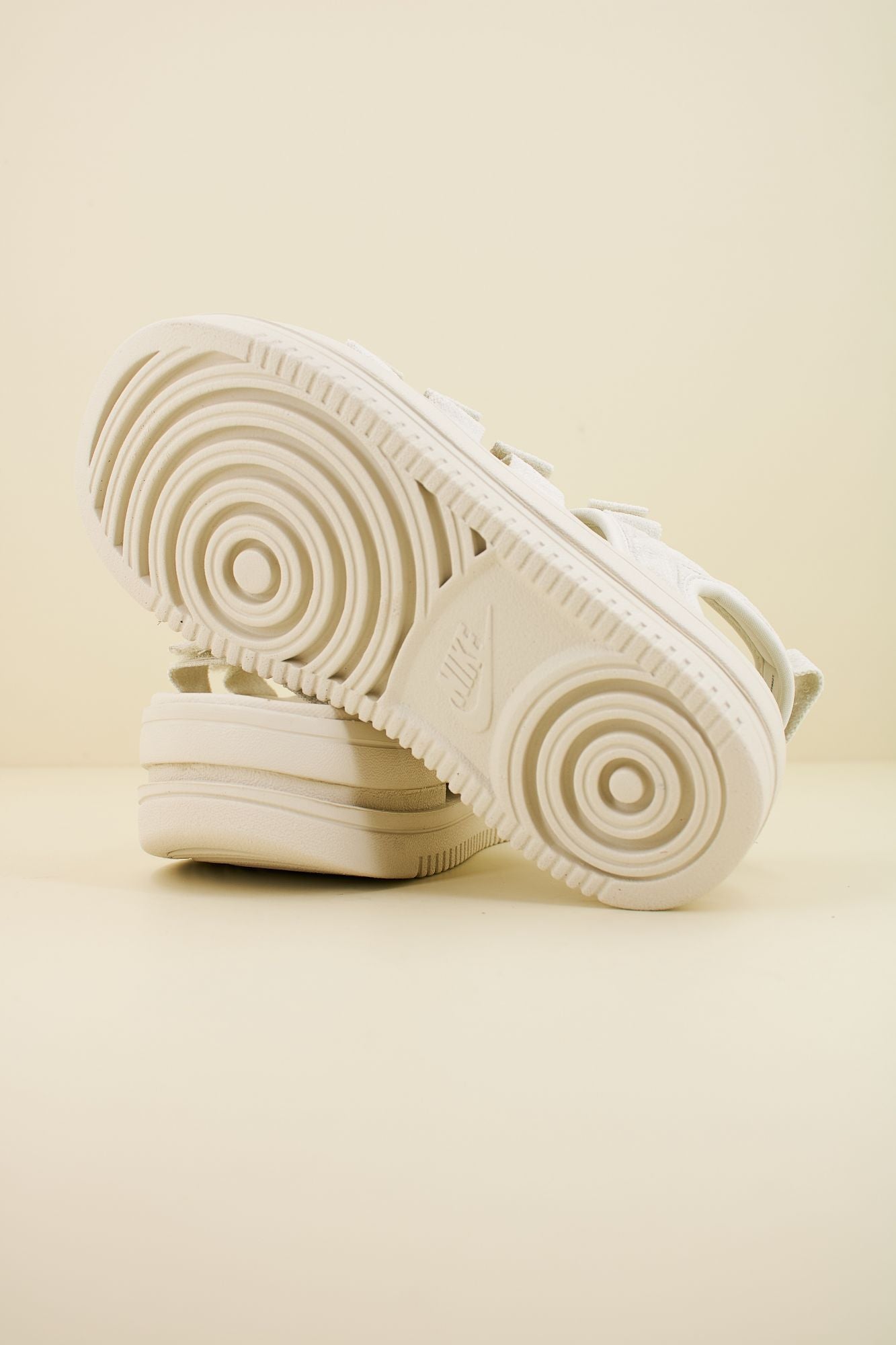 NIKE ICON CLASSIC SNDL SE en color BLANCO (4)