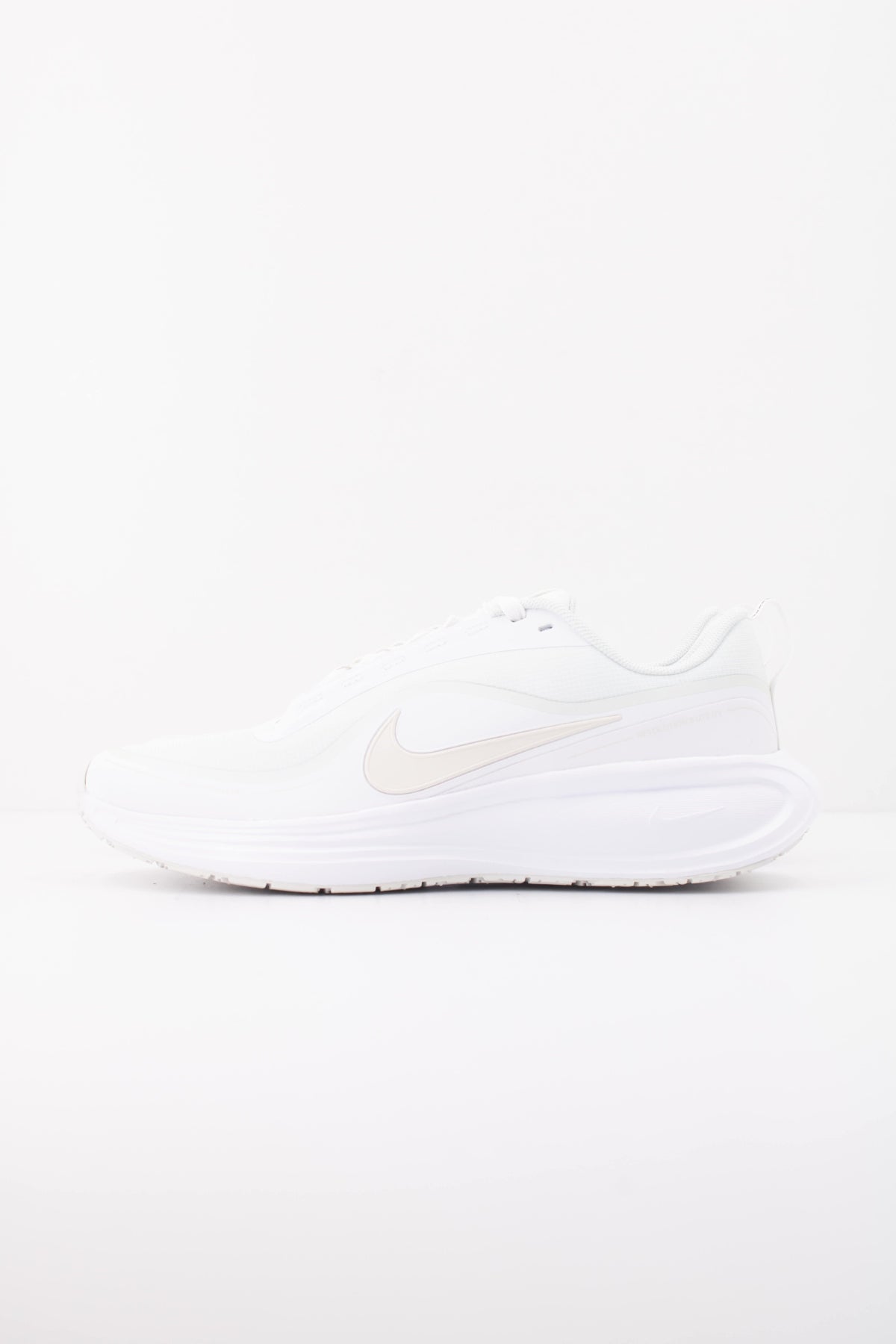 NIKE W NIKE REVOLUTION 8 UTILITY en color BLANCO (1)