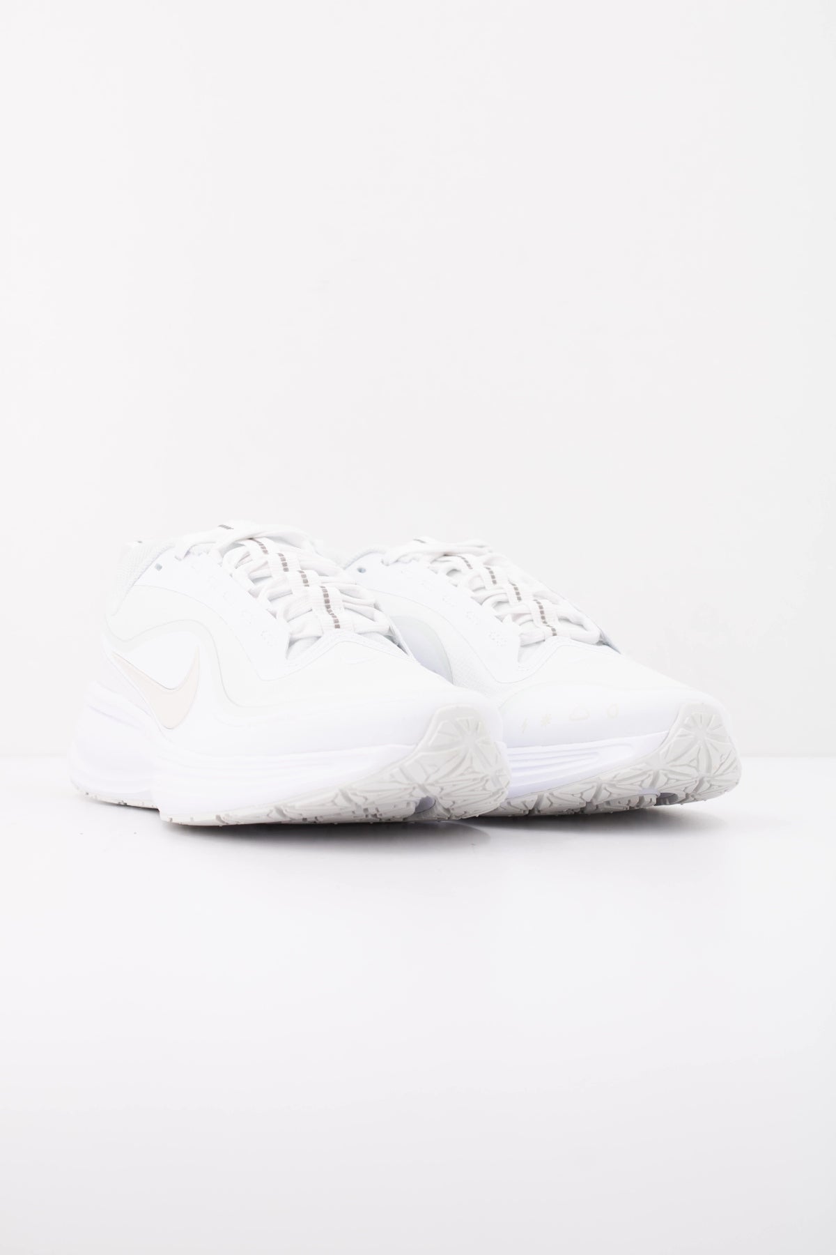 NIKE W NIKE REVOLUTION 8 UTILITY en color BLANCO (2)