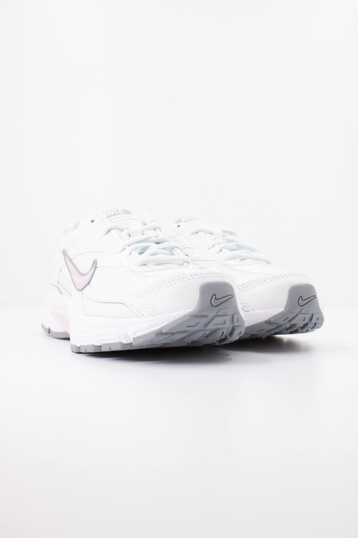 NIKE WMNS NIKE INITIATOR en color GRIS (2)