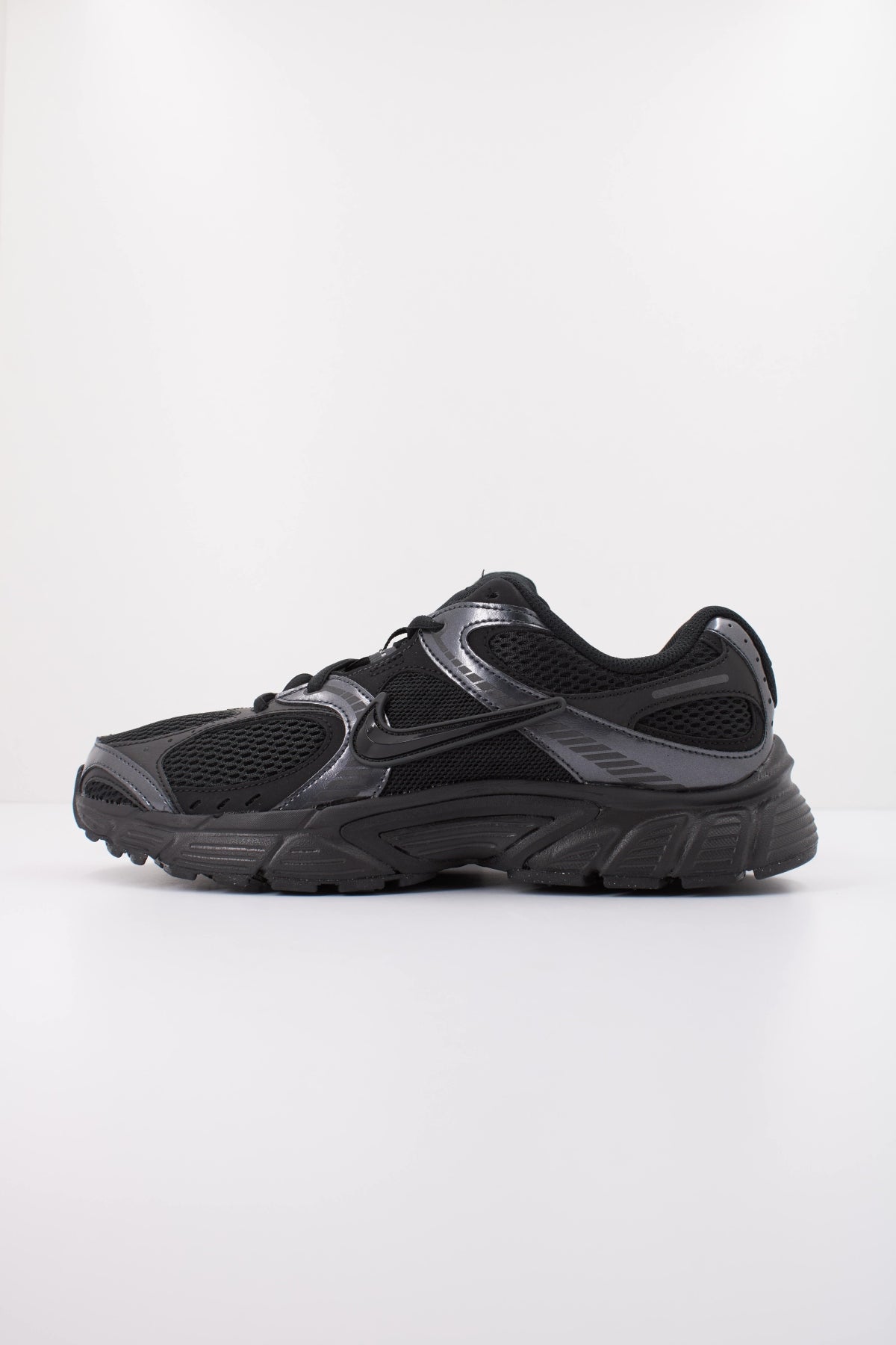 NIKE V5 RNR HJ5228 en color NEGRO (1)