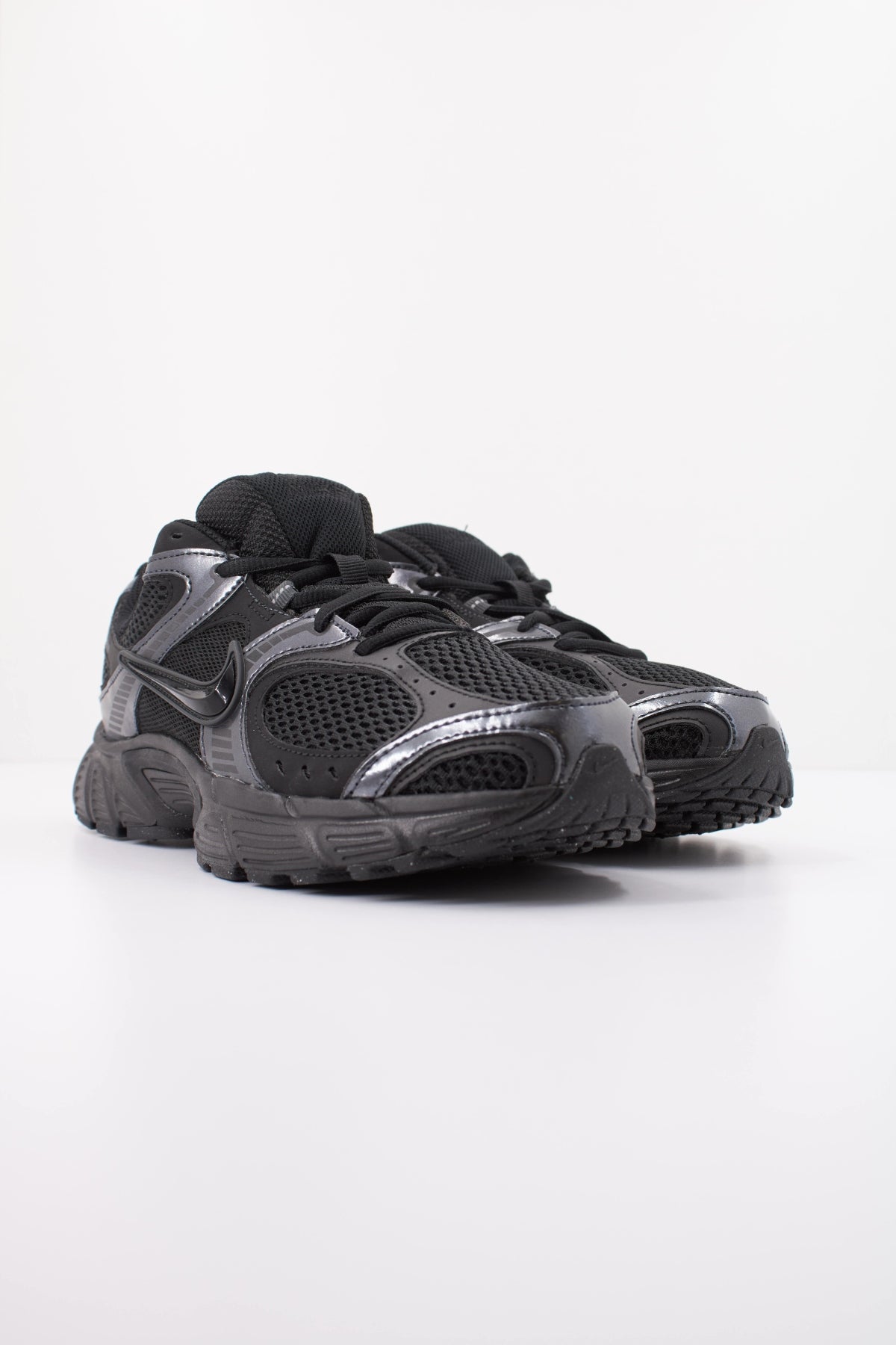 NIKE V5 RNR HJ5228 en color NEGRO (2)