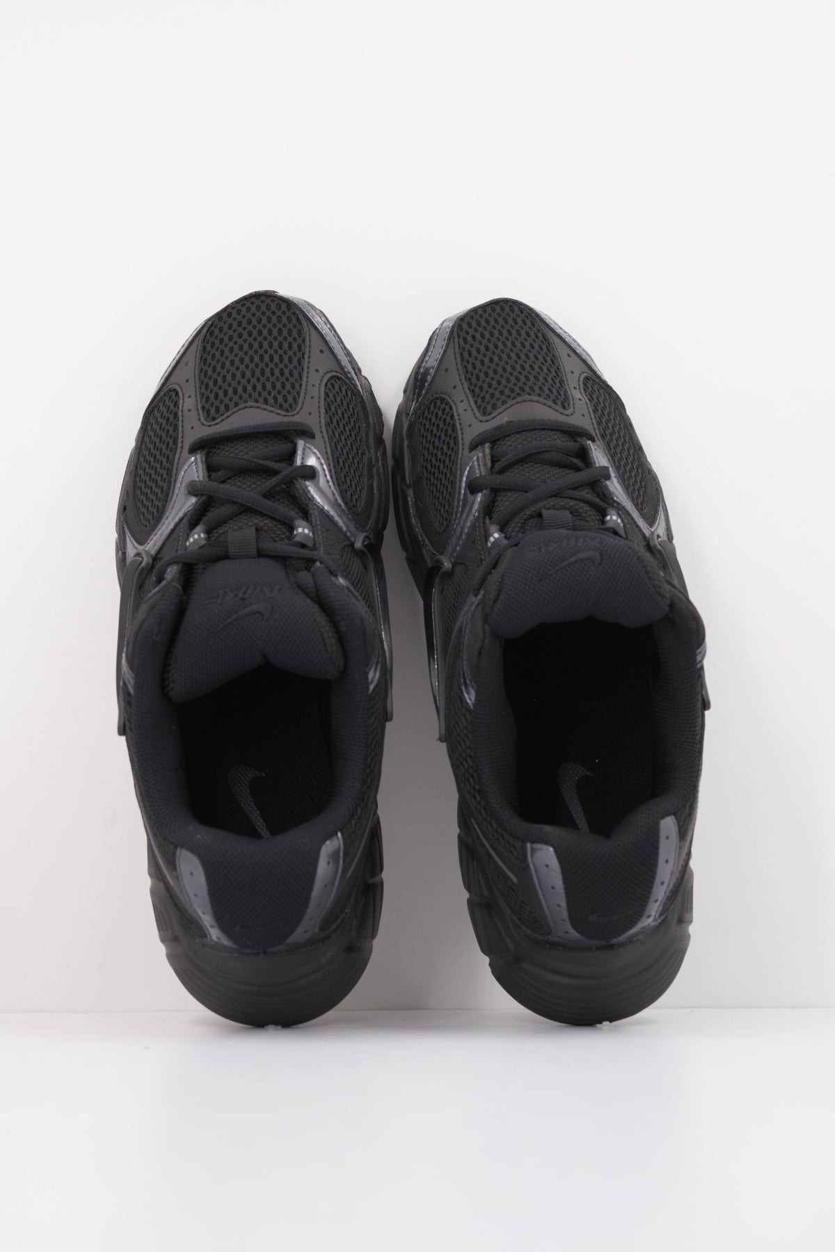 NIKE V5 RNR HJ5228 en color NEGRO (3)