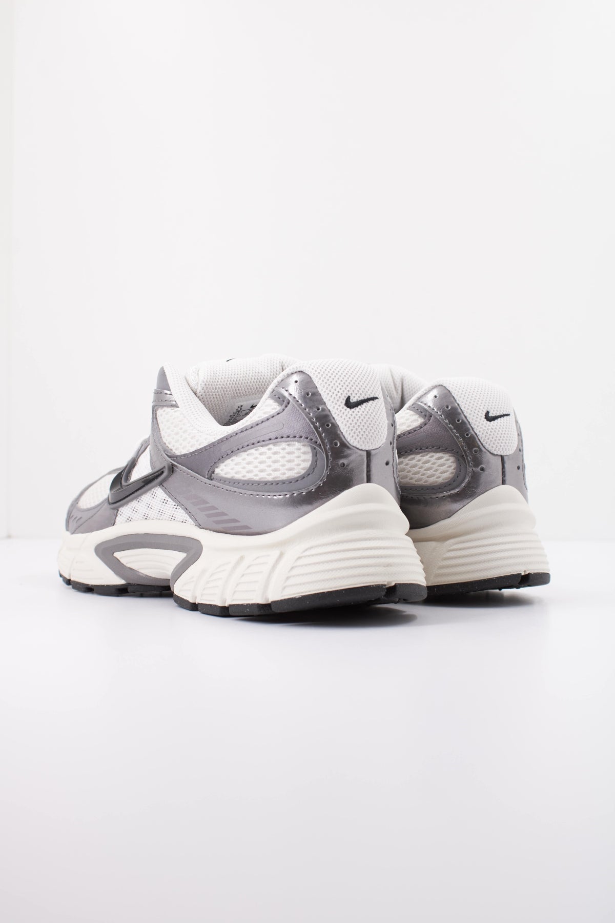 NIKE V5 RNR HJ5228 en color BLANCO (4)