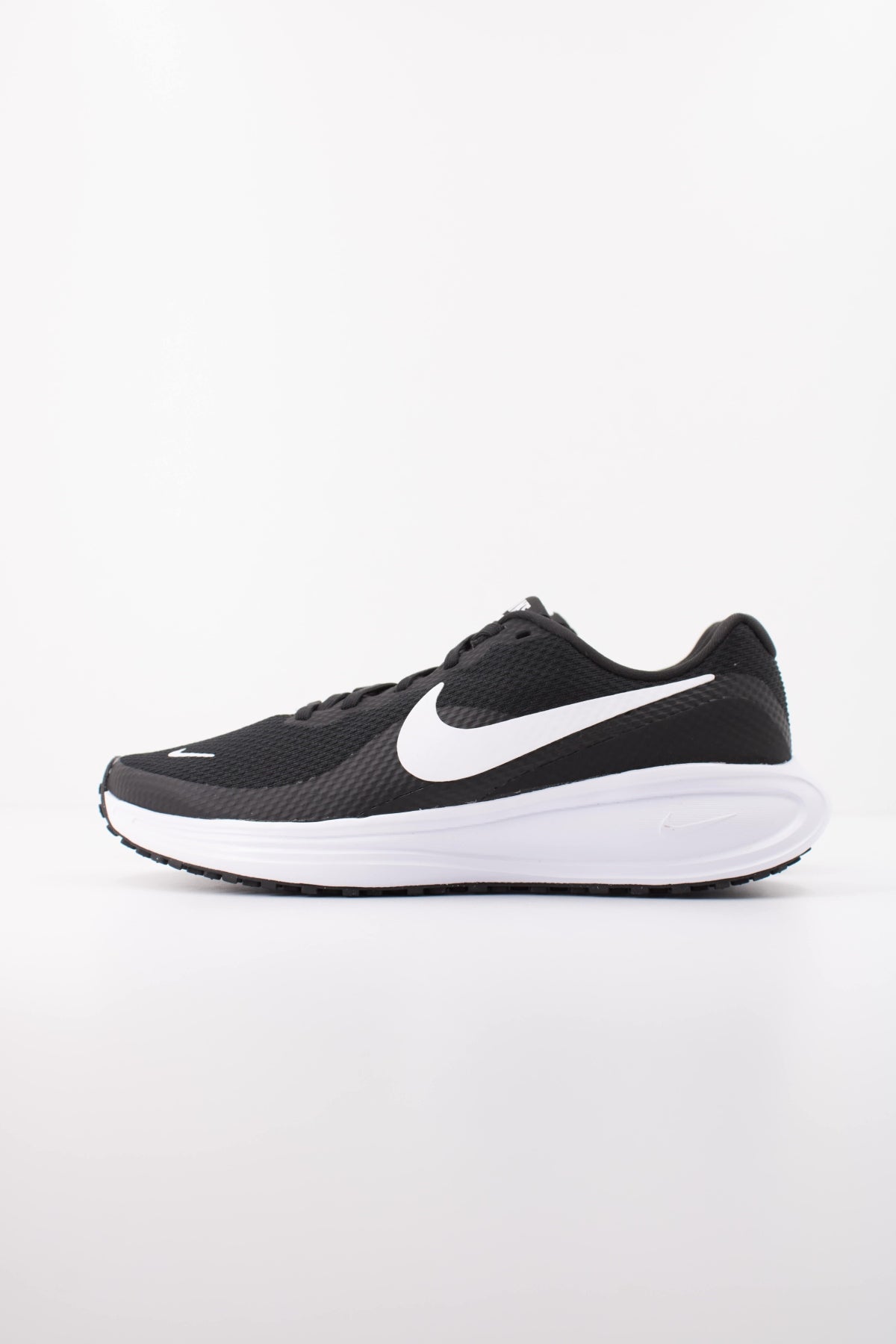 NIKE REVOLUTION 8 HJ8485 en color NEGRO (1)