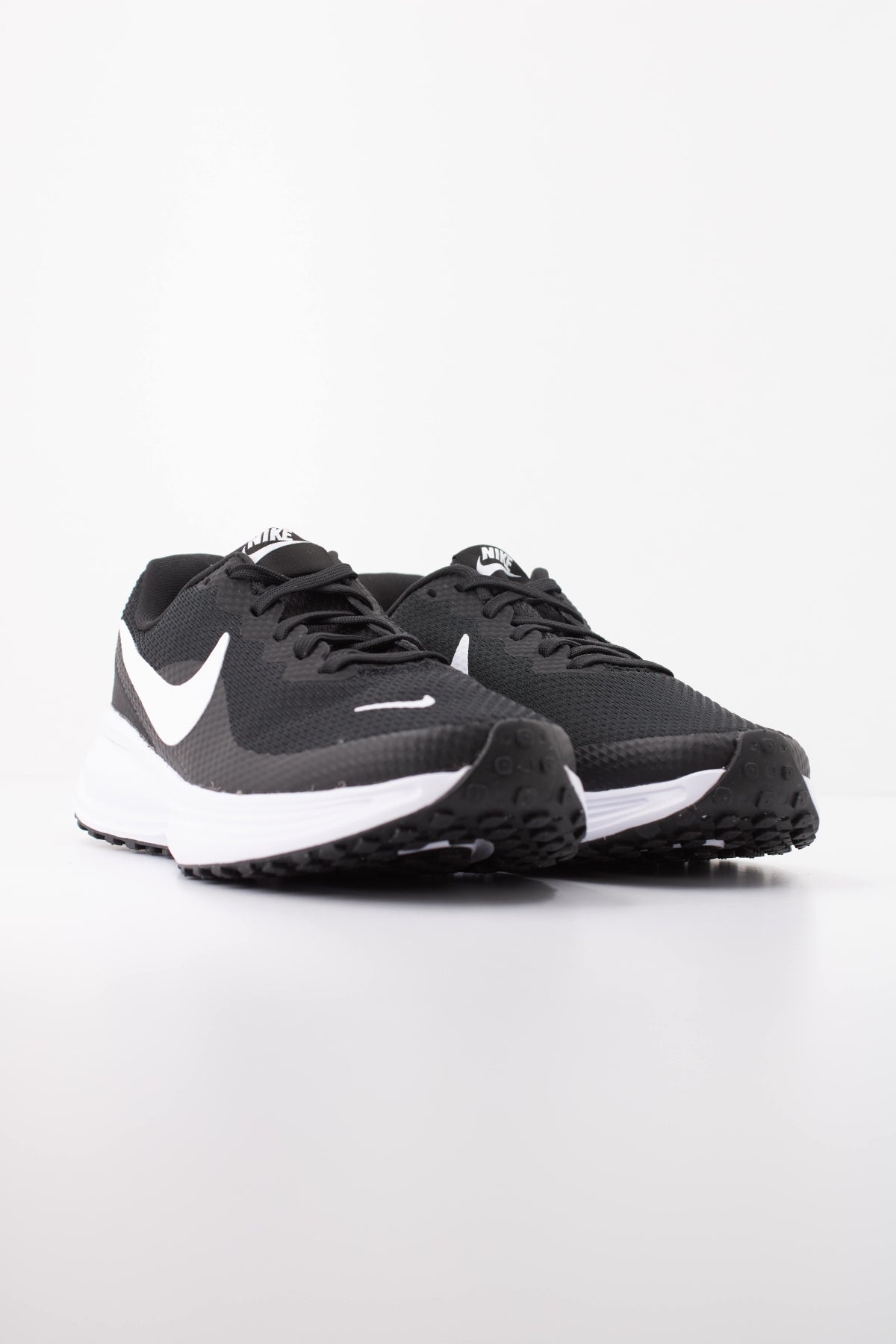 NIKE REVOLUTION 8 HJ8485 en color NEGRO (2)