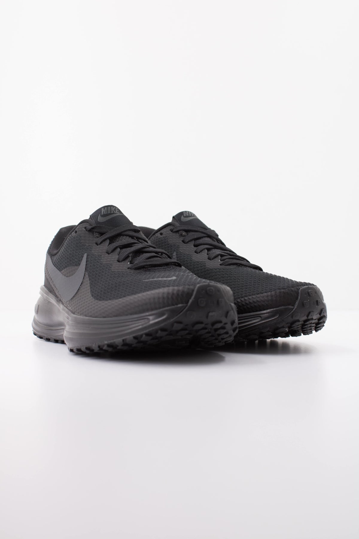 NIKE W NIKE REVOLUTION 8 en color NEGRO (2)