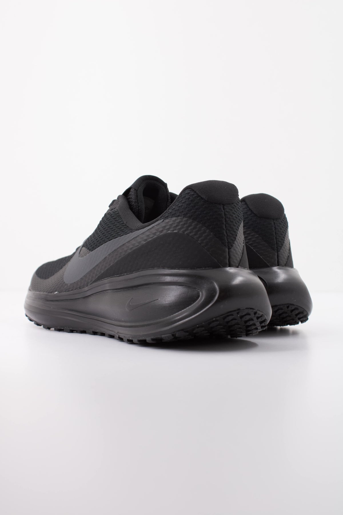 NIKE W NIKE REVOLUTION 8 en color NEGRO (4)