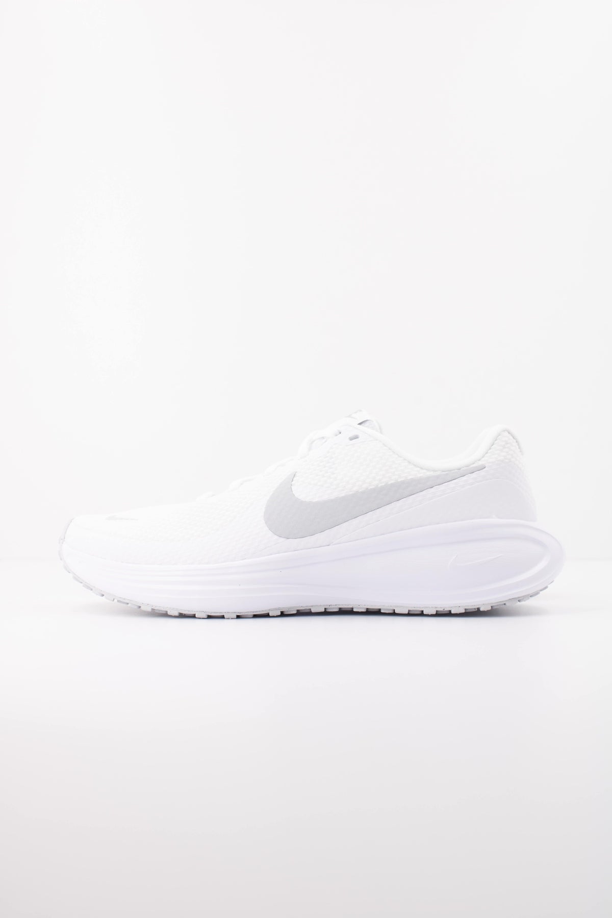 NIKE W NIKE REVOLUTION 8 en color BLANCO (1)