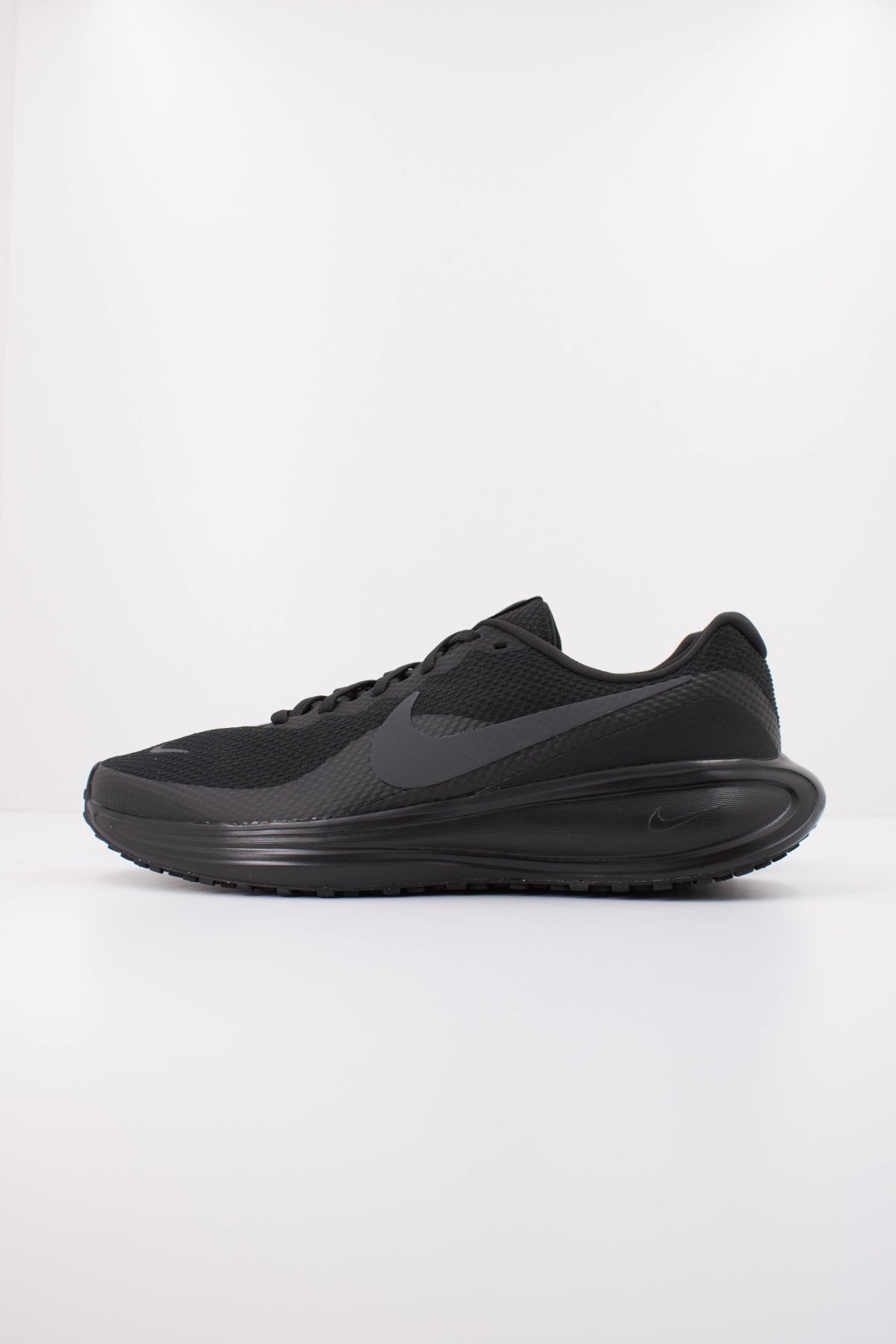 NIKE NIKE REVOLUTION 8 en color NEGRO (1)