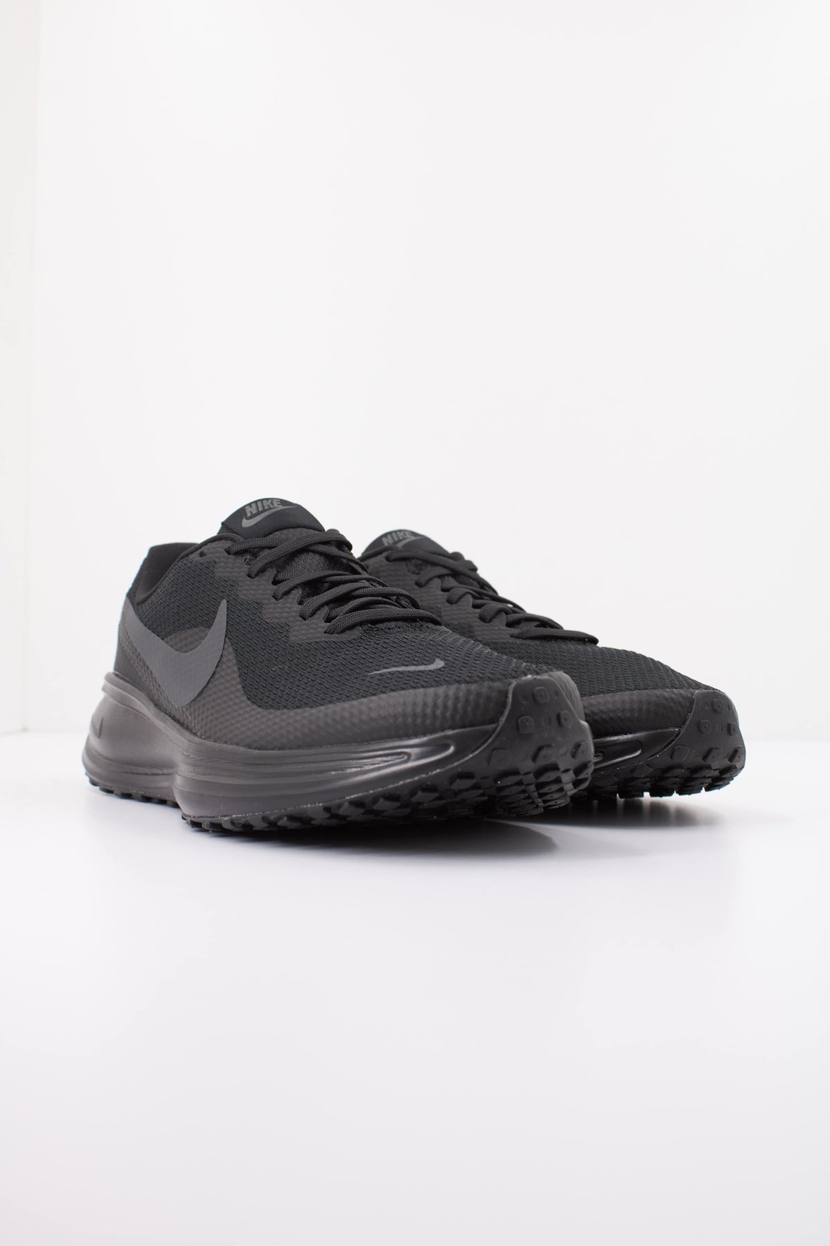 NIKE NIKE REVOLUTION 8 en color NEGRO (2)