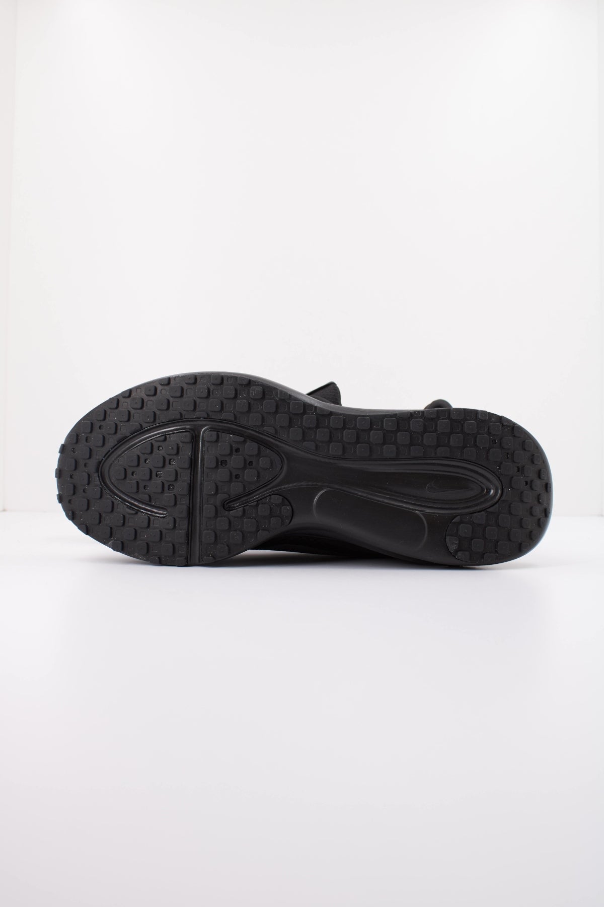 NIKE NIKE REVOLUTION 8 en color NEGRO (5)