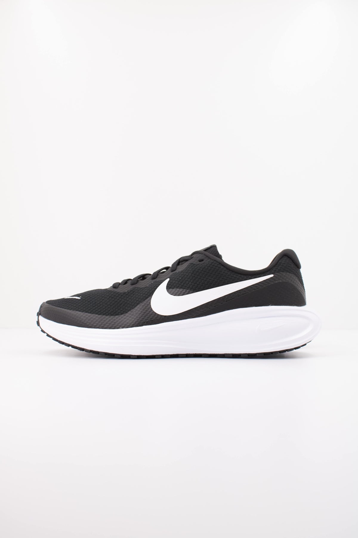 NIKE NIKE REVOLUTION 8 en color NEGRO (1)