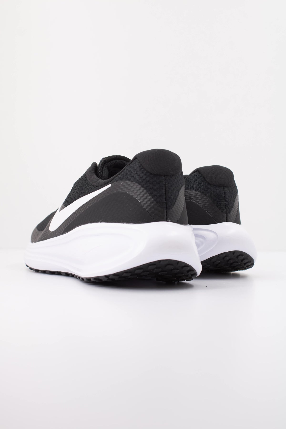 NIKE NIKE REVOLUTION 8 en color NEGRO (4)