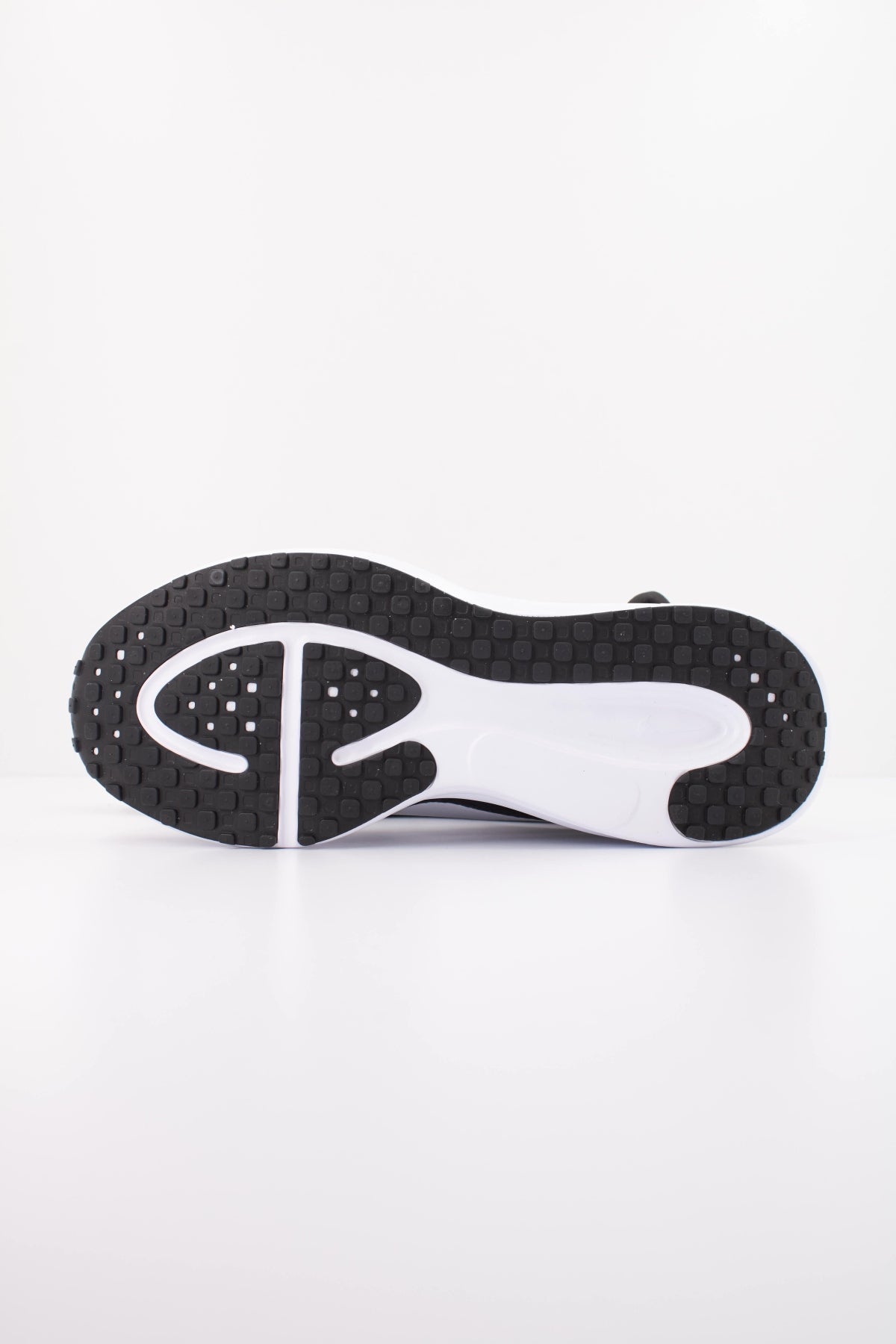 NIKE NIKE REVOLUTION 8 en color NEGRO (5)