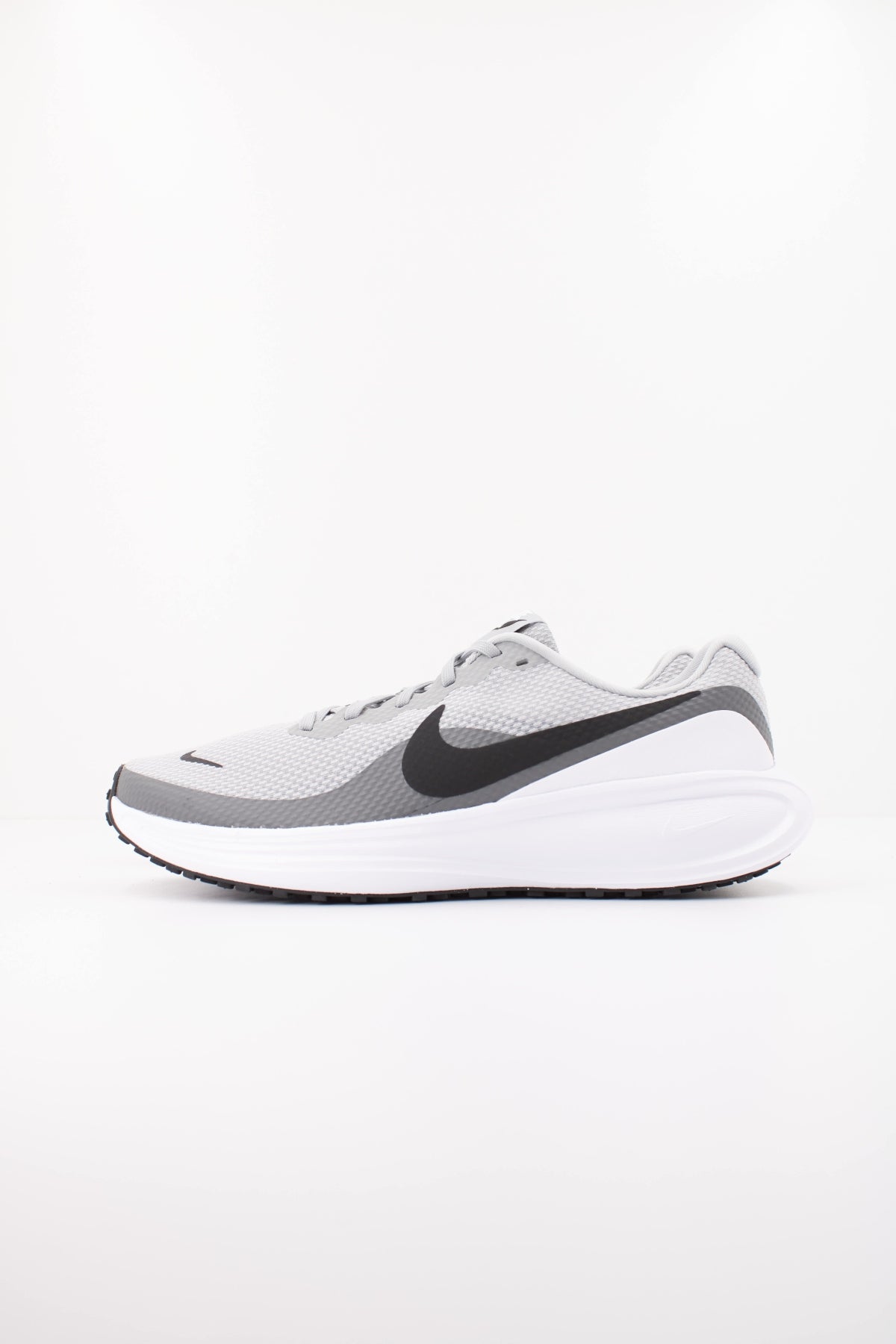 NIKE NIKE REVOLUTION 8 en color GRIS (1)