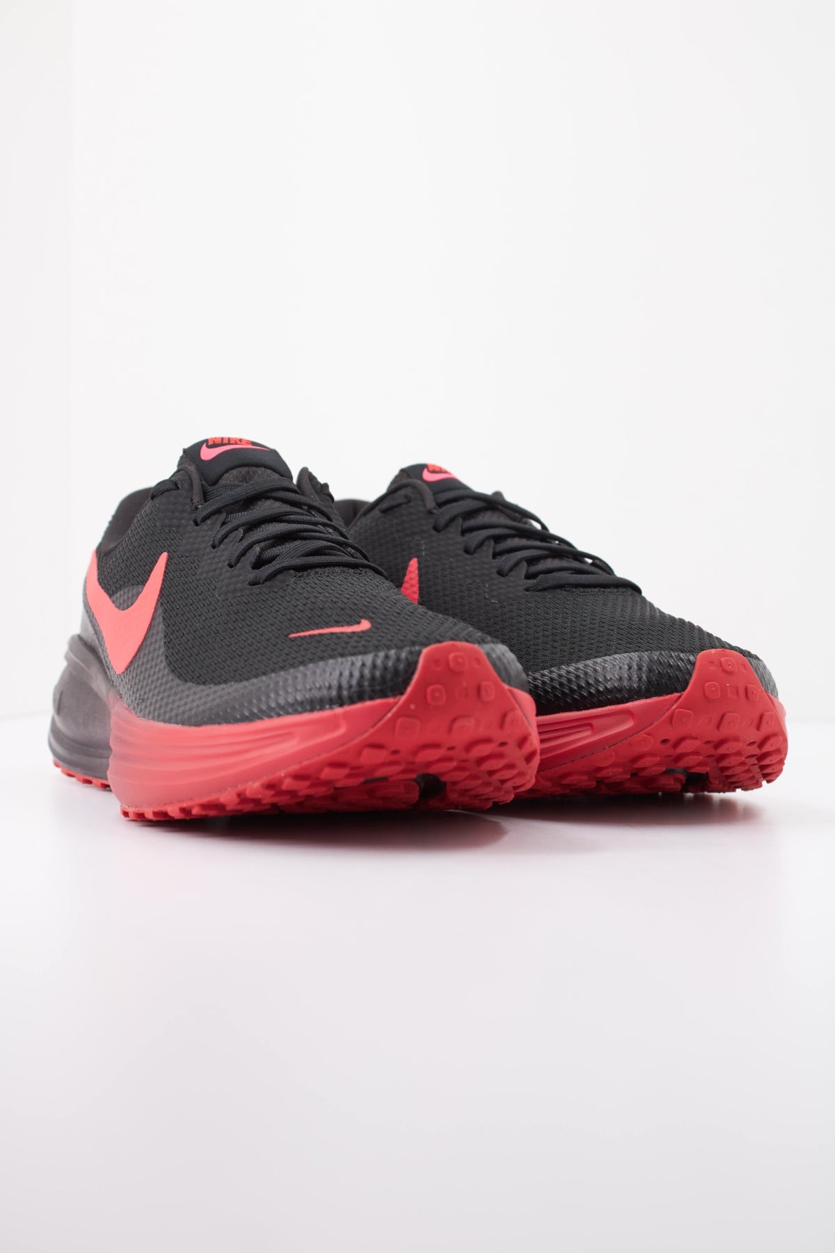NIKE NIKE REVOLUTION 8 en color NEGRO (2)
