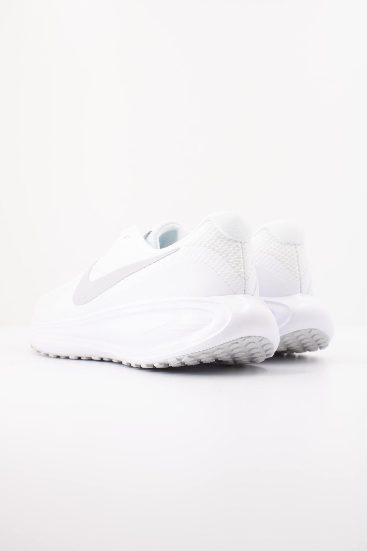 NIKE NIKE REVOLUTION 8 en color BLANCO (4)