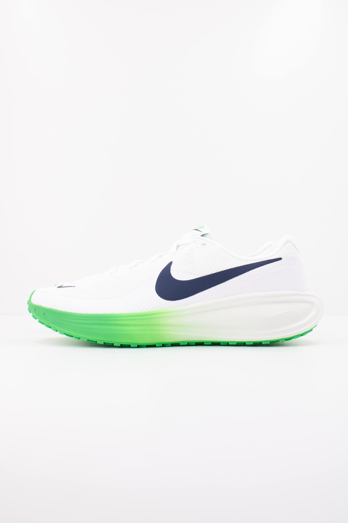 NIKE NIKE REVOLUTION 8 en color BLANCO (1)