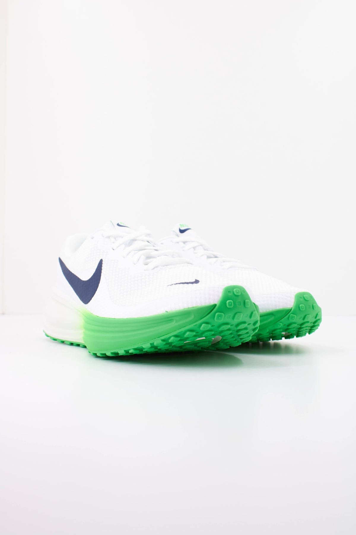 NIKE NIKE REVOLUTION 8 en color BLANCO (2)