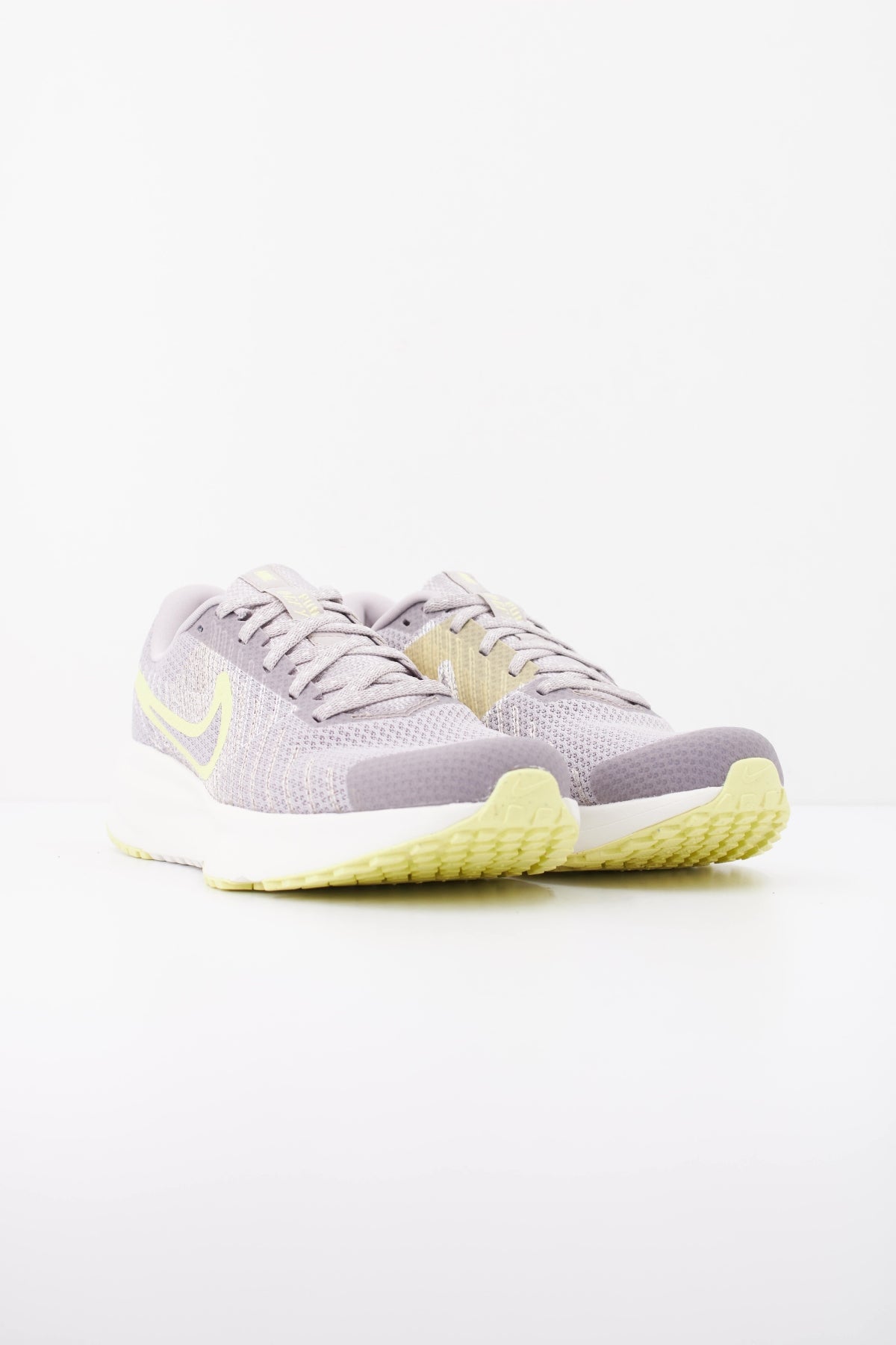 NIKE W NIKE RUN DEFY en color GRIS (2)