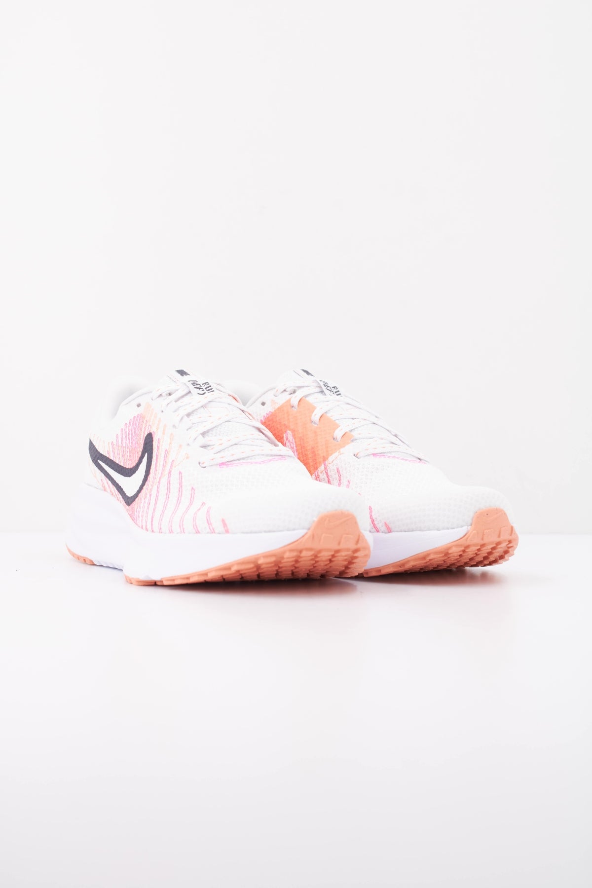NIKE W NIKE RUN DEFY en color BLANCO (2)