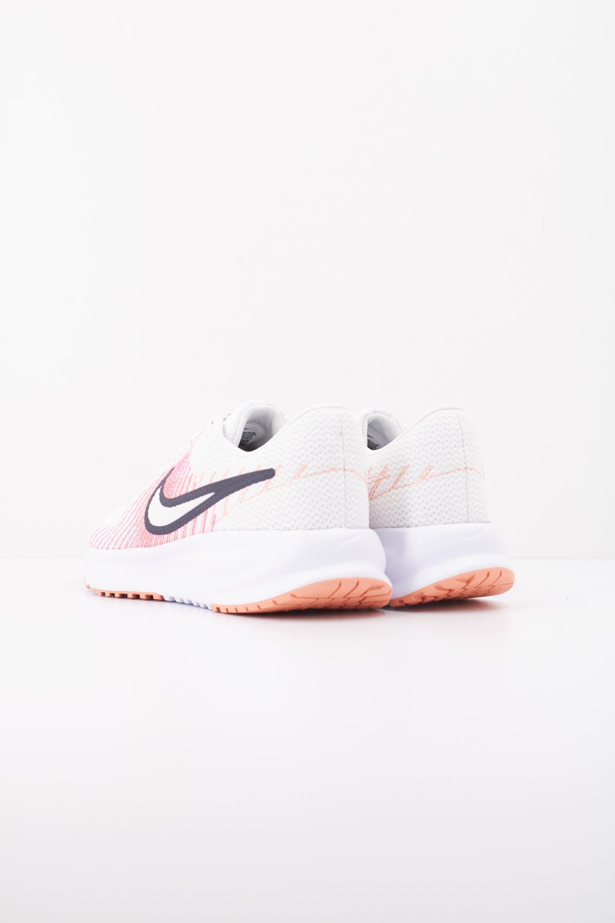 NIKE W NIKE RUN DEFY en color BLANCO (4)