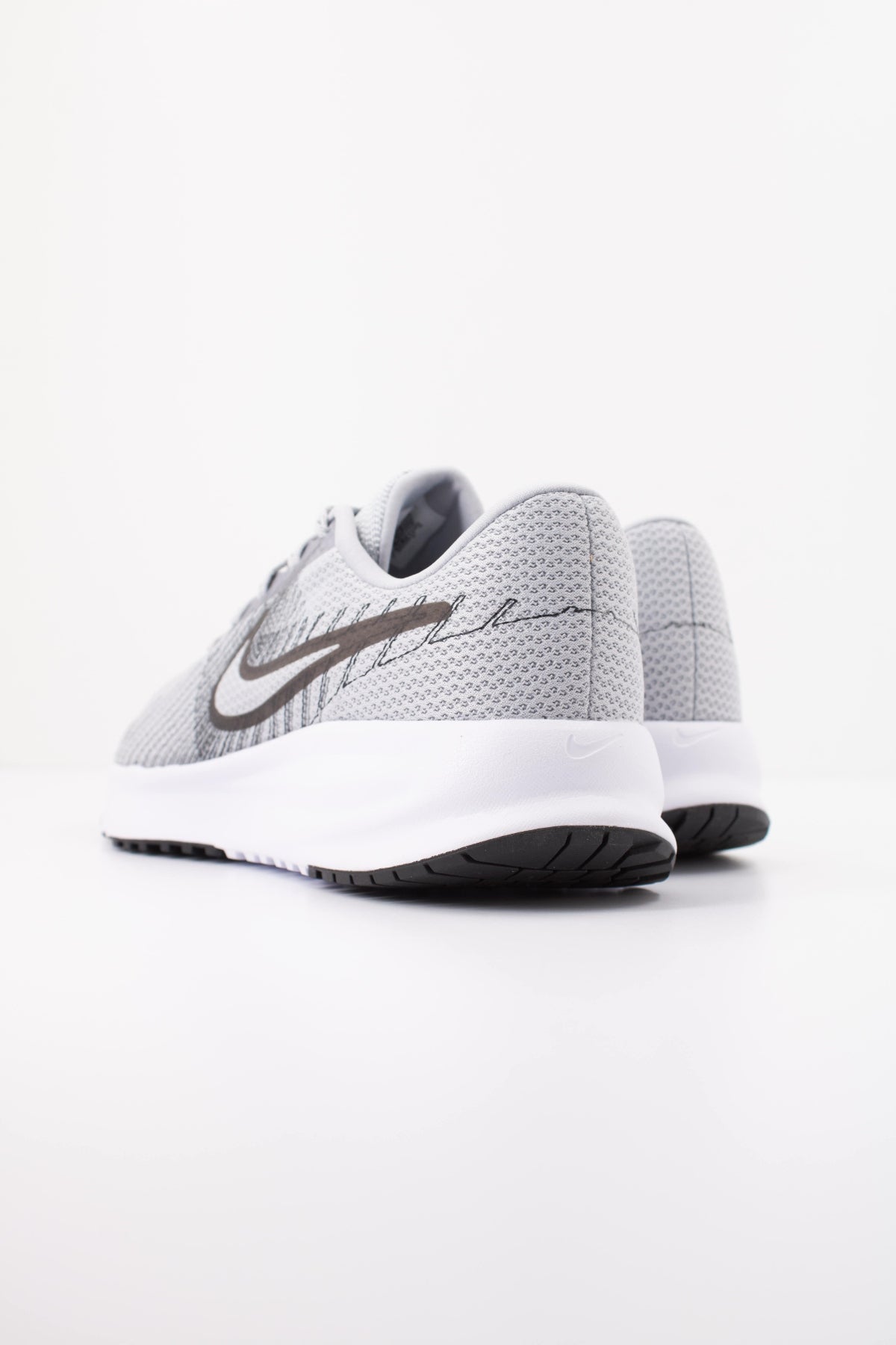 NIKE NIKE RUN DEFY en color GRIS (4)