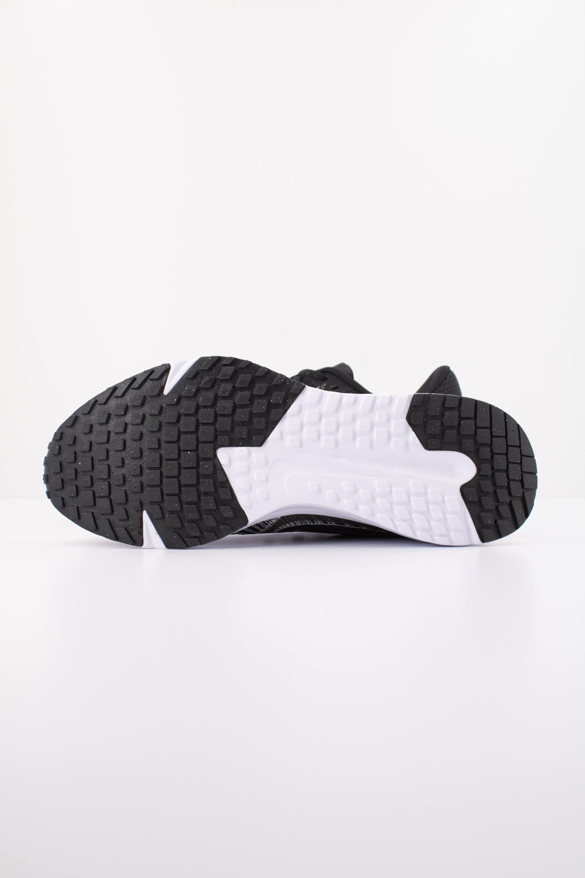 NIKE NIKE RUN DEFY en color NEGRO (5)