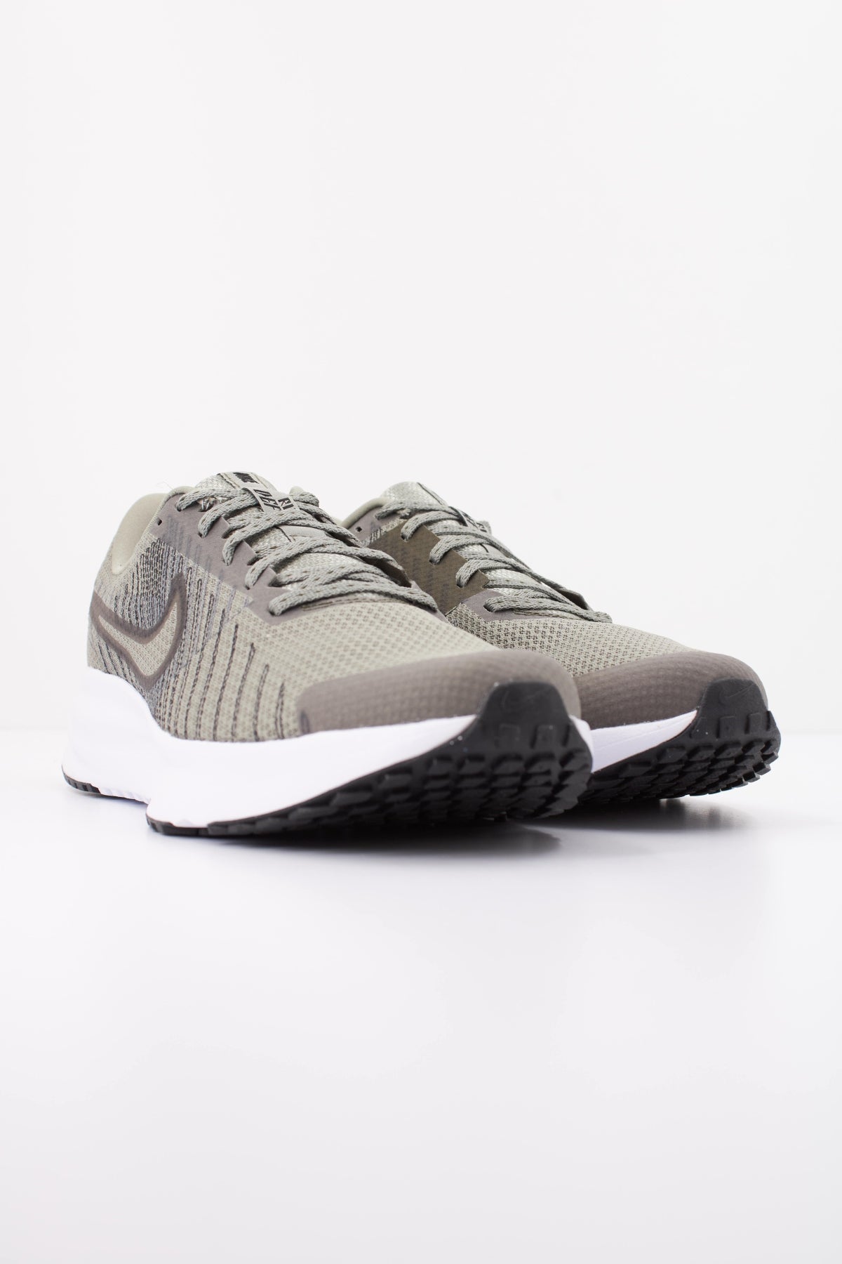NIKE NIKE RUN DEFY en color VERDE (2)