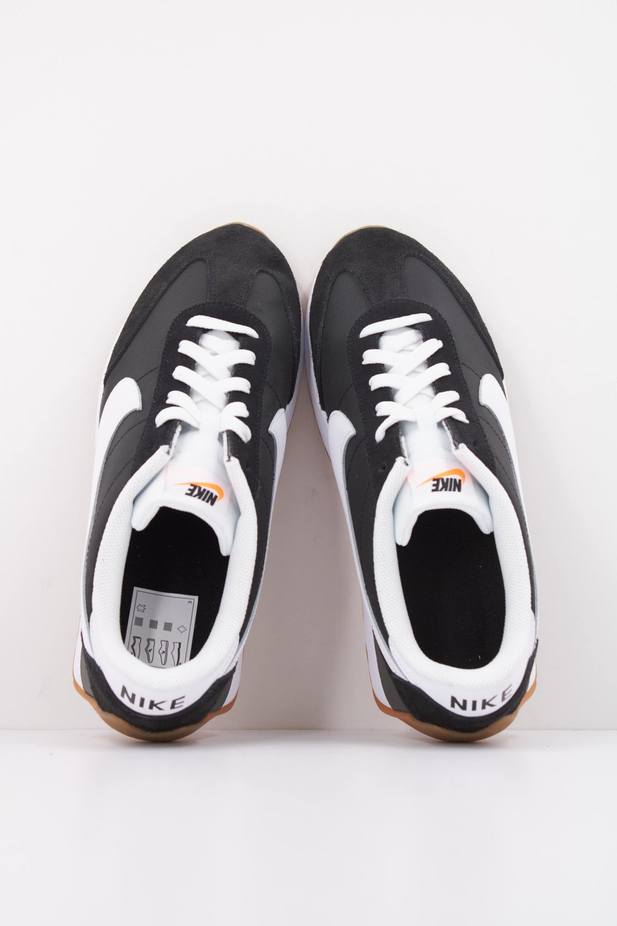 NIKE PACIFIC HQ2052 en color NEGRO (3)