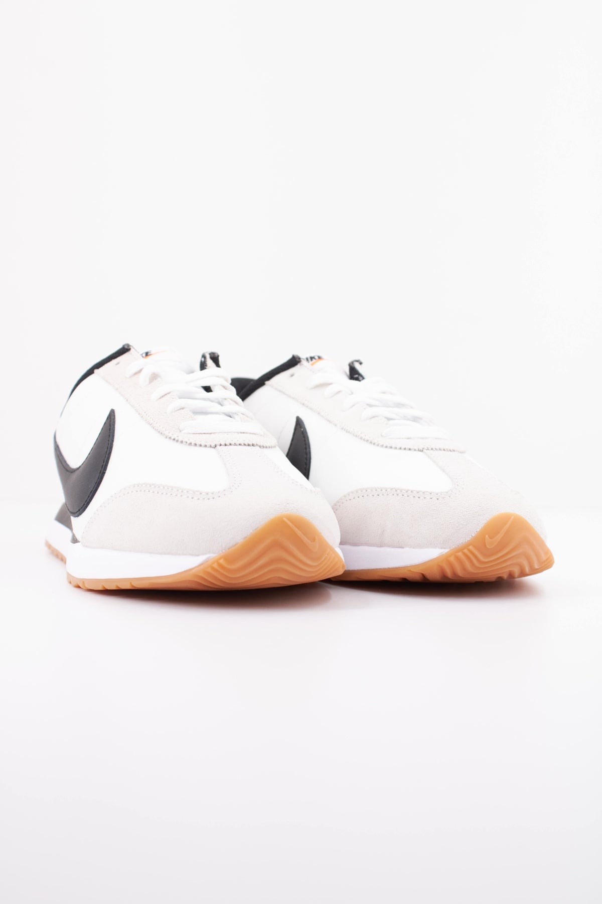 NIKE PACIFIC HQ2052 en color BLANCO (2)