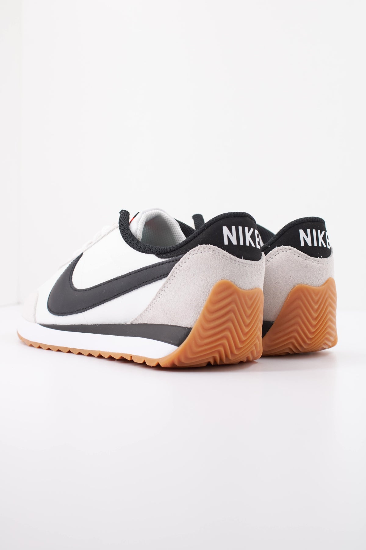 NIKE PACIFIC HQ2052 en color BLANCO (4)