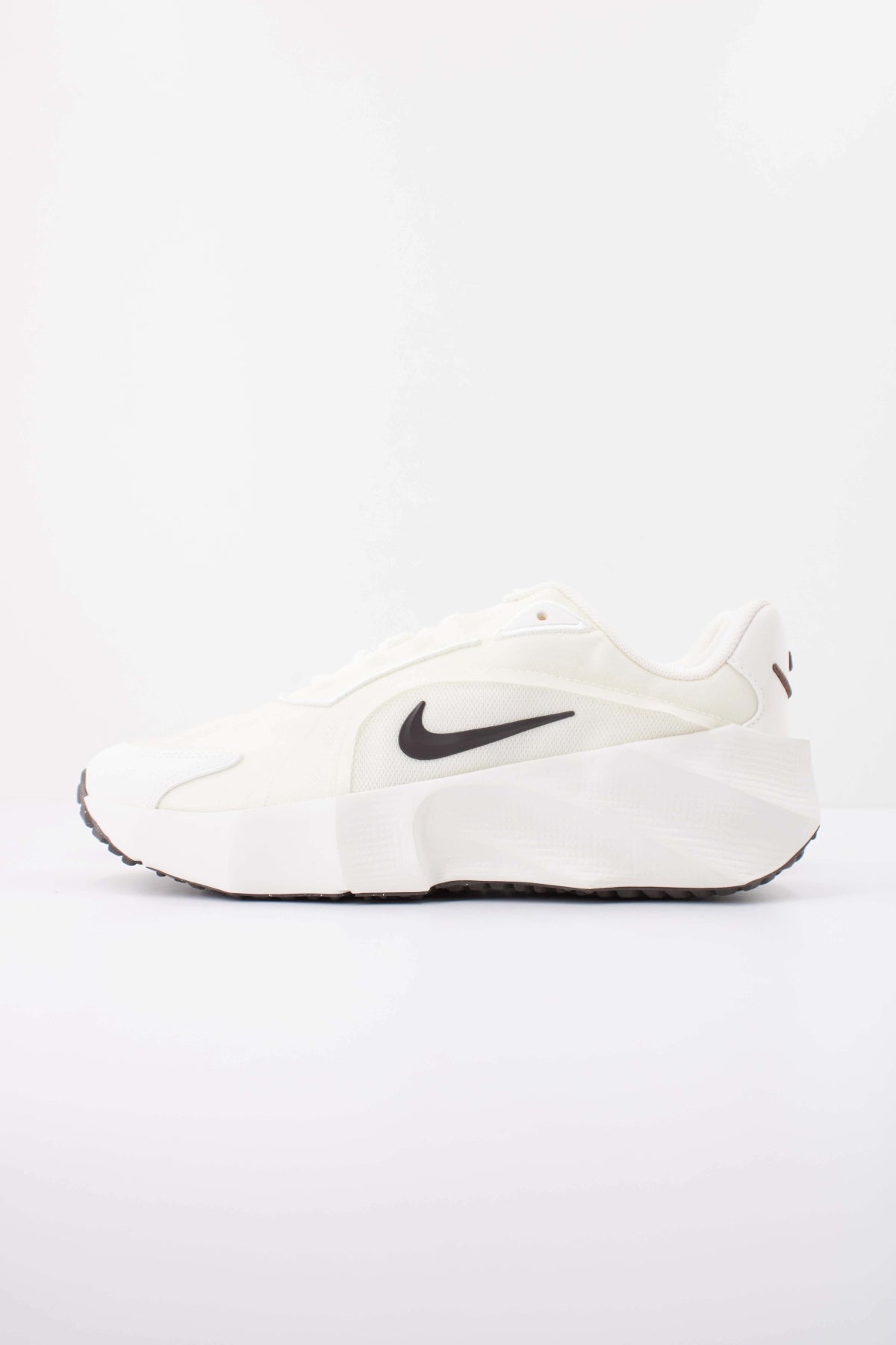 NIKE AURA EDGE HQ7025 en color BEIS (1)