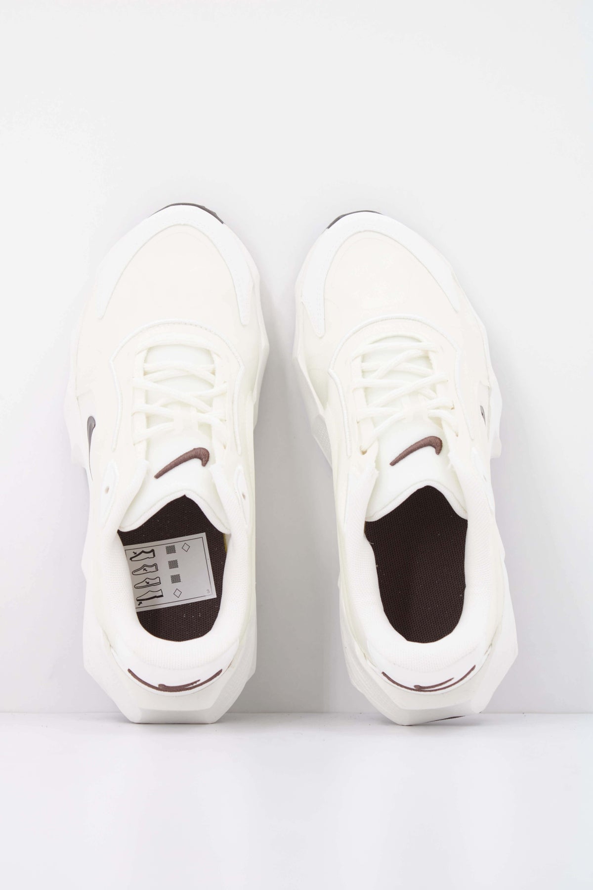 NIKE AURA EDGE en color BEIS (3)