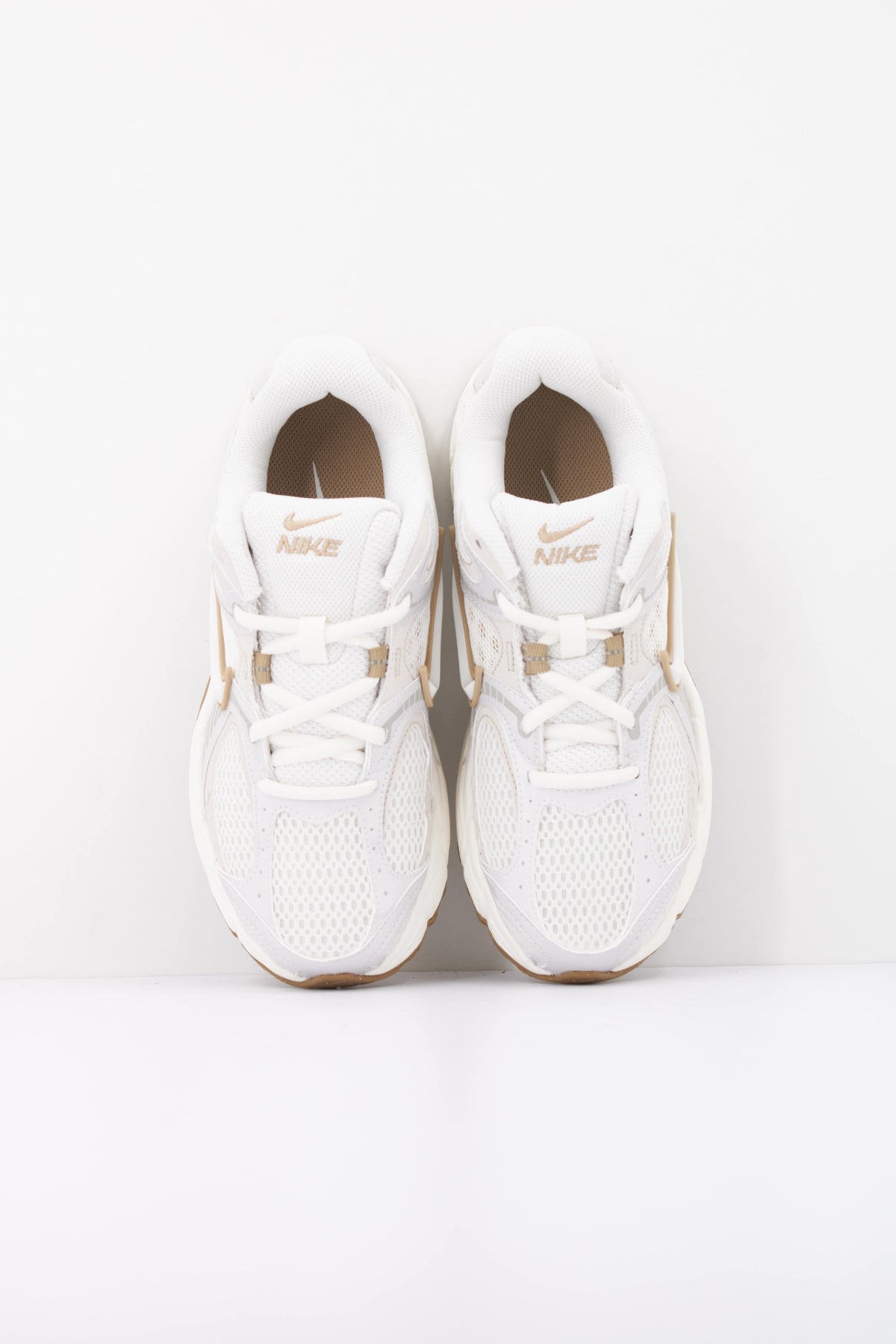 NIKE W NIKE V5 RNR en color BEIS (3)