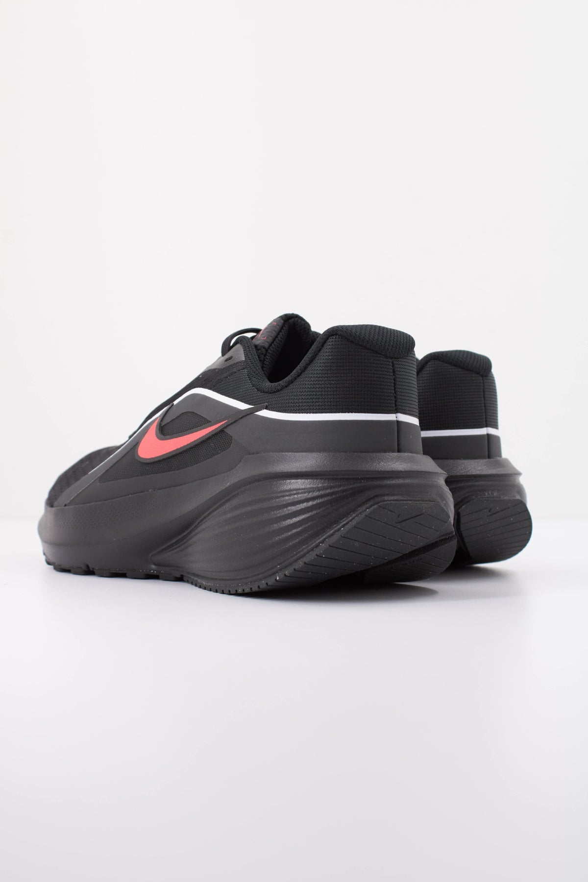 NIKE NIKE DOWNSHIFTER 14 en color NEGRO (4)