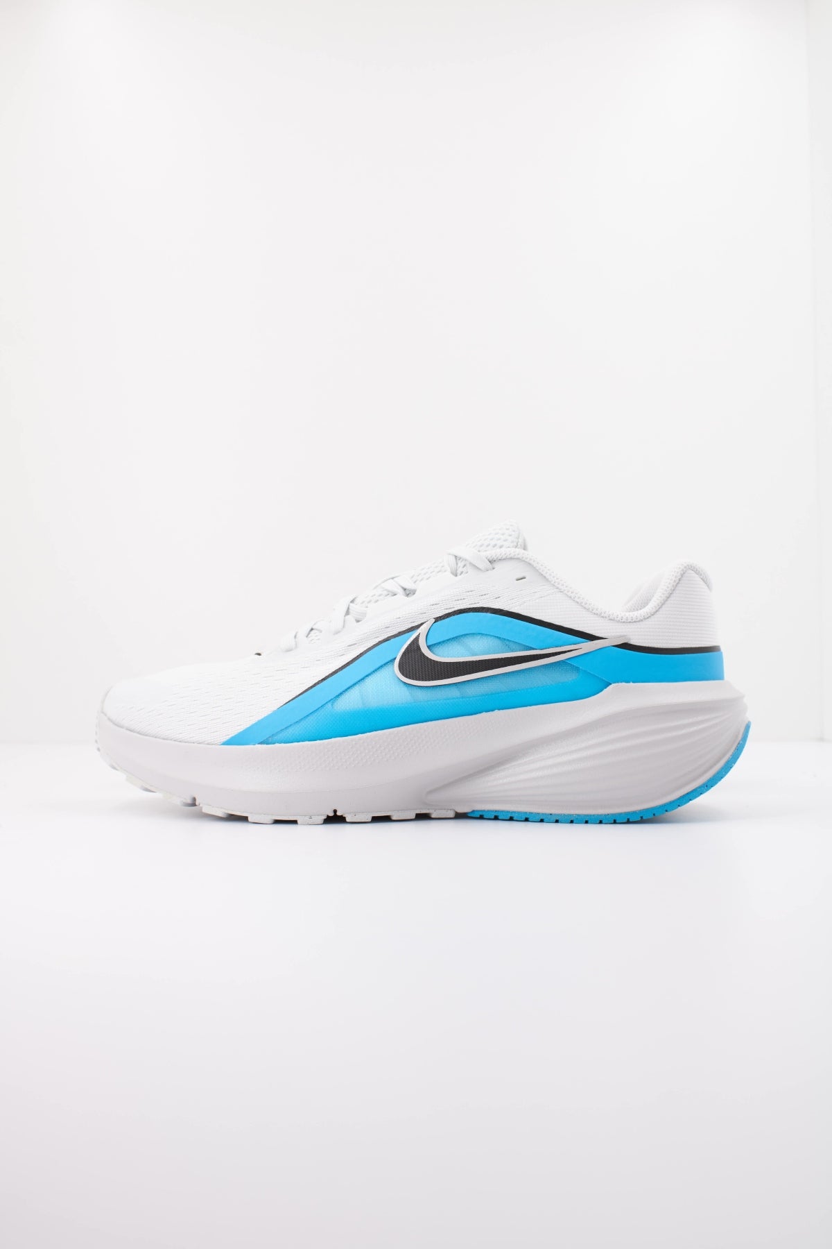 NIKE NIKE DOWNSHIFTER 14 en color BLANCO (1)