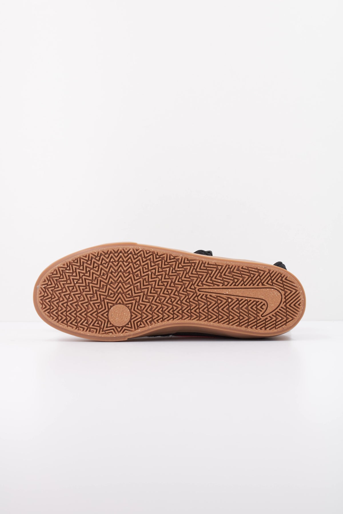 NIKE NIKE CHARGE SUEDE en color NEGRO (5)