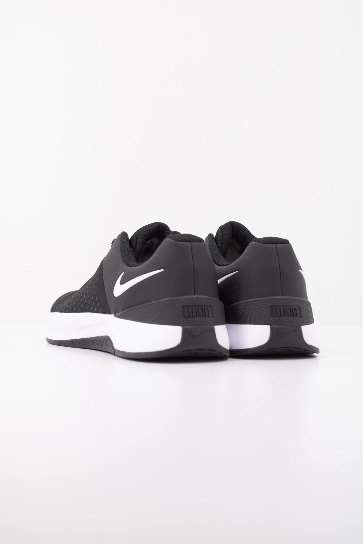 NIKE MC TRAINER 4 IM3575 en color NEGRO (4)