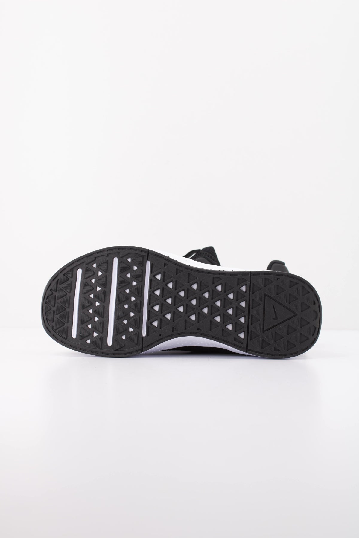 NIKE MC TRAINER 4 IM3575 en color NEGRO (5)
