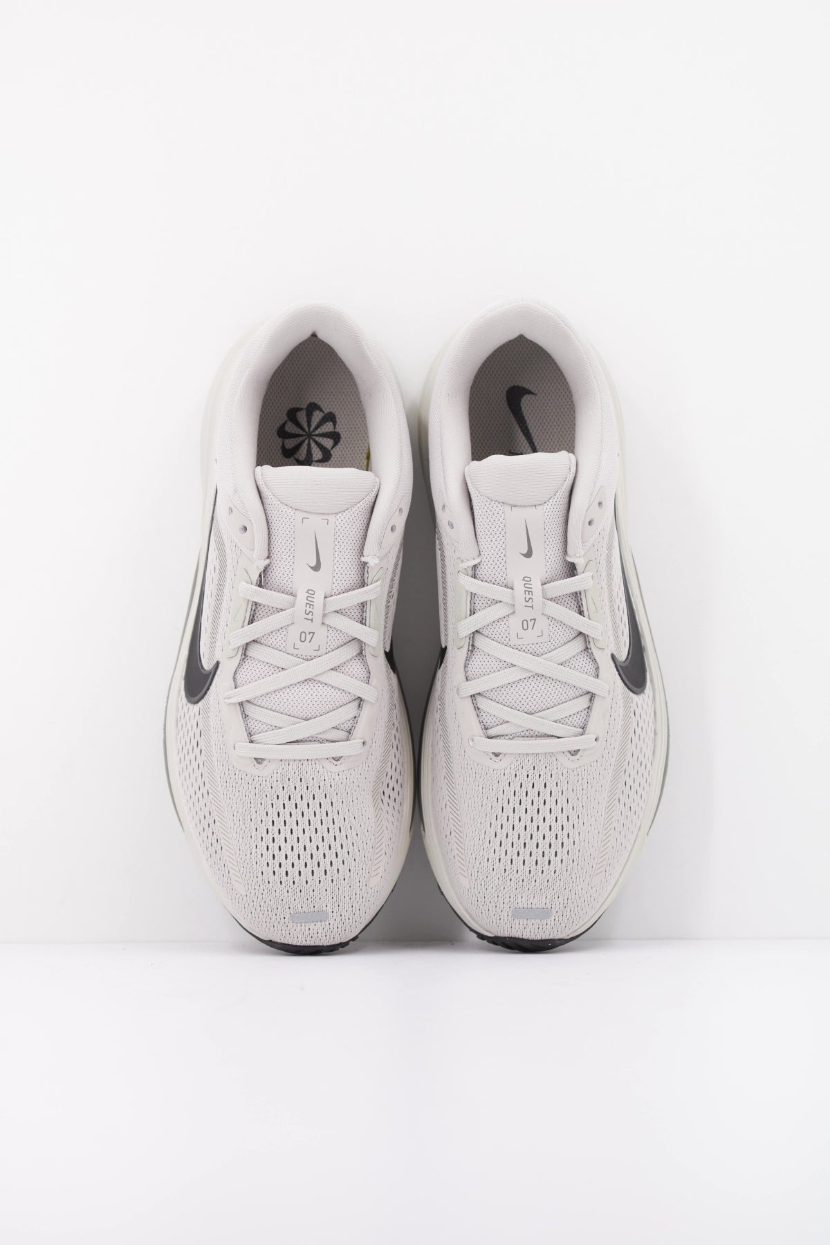 NIKE NIKE QUEST 7 en color GRIS (3)
