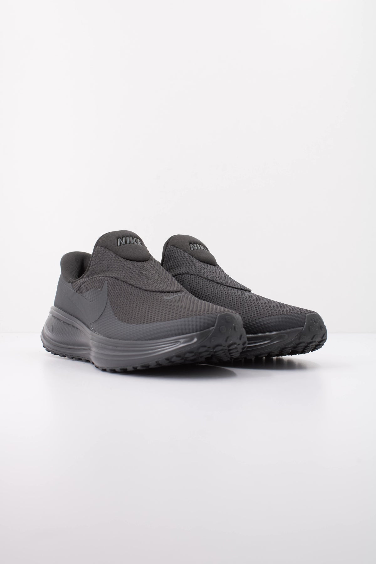 NIKE REVOLUTION 8 EASYON HQ2414-003 en color NEGRO (2)