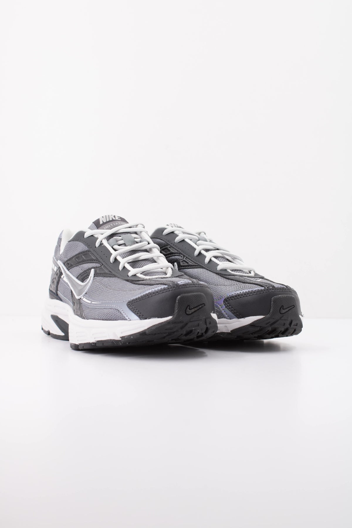 NIKE NIKE INITIATOR en color GRIS (2)